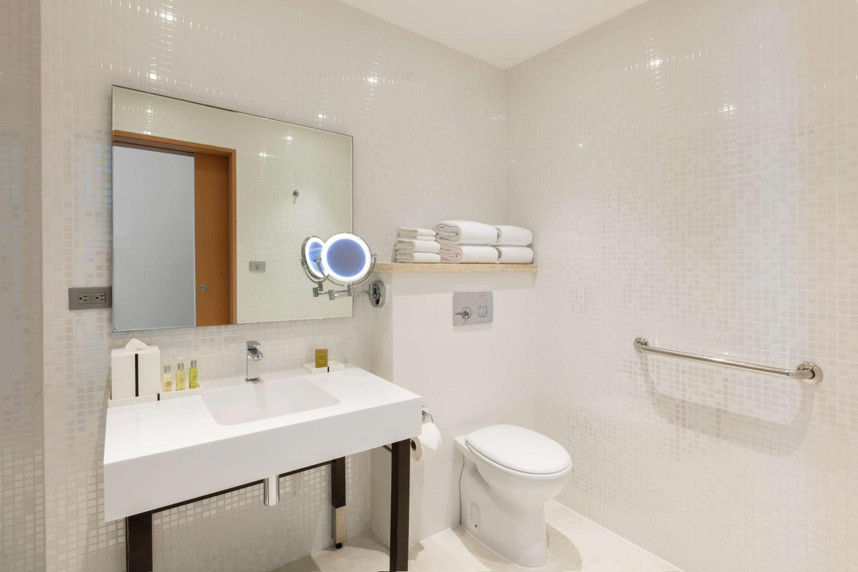 Deluxe Queen Room with Ocean Front thumbnail 5
