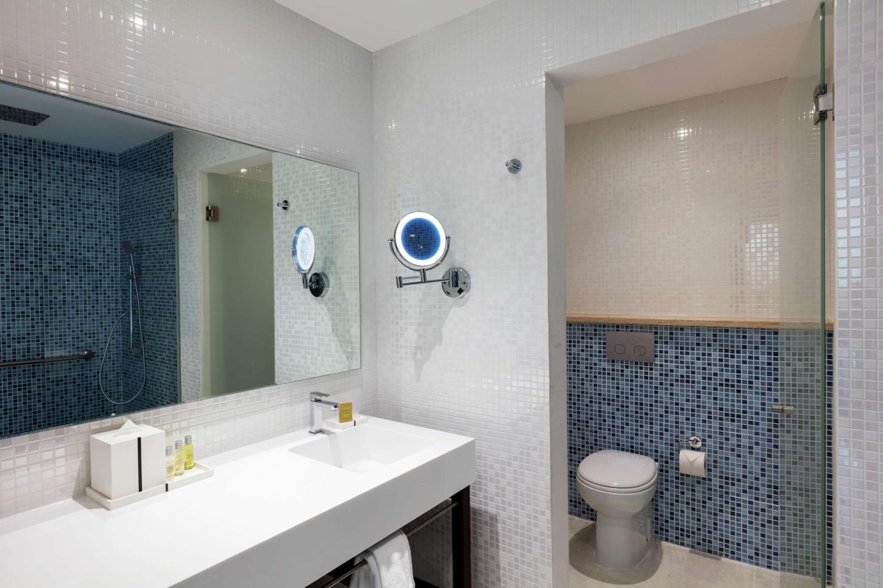Junior Oceanfront Double Suite with Balcony thumbnail 6
