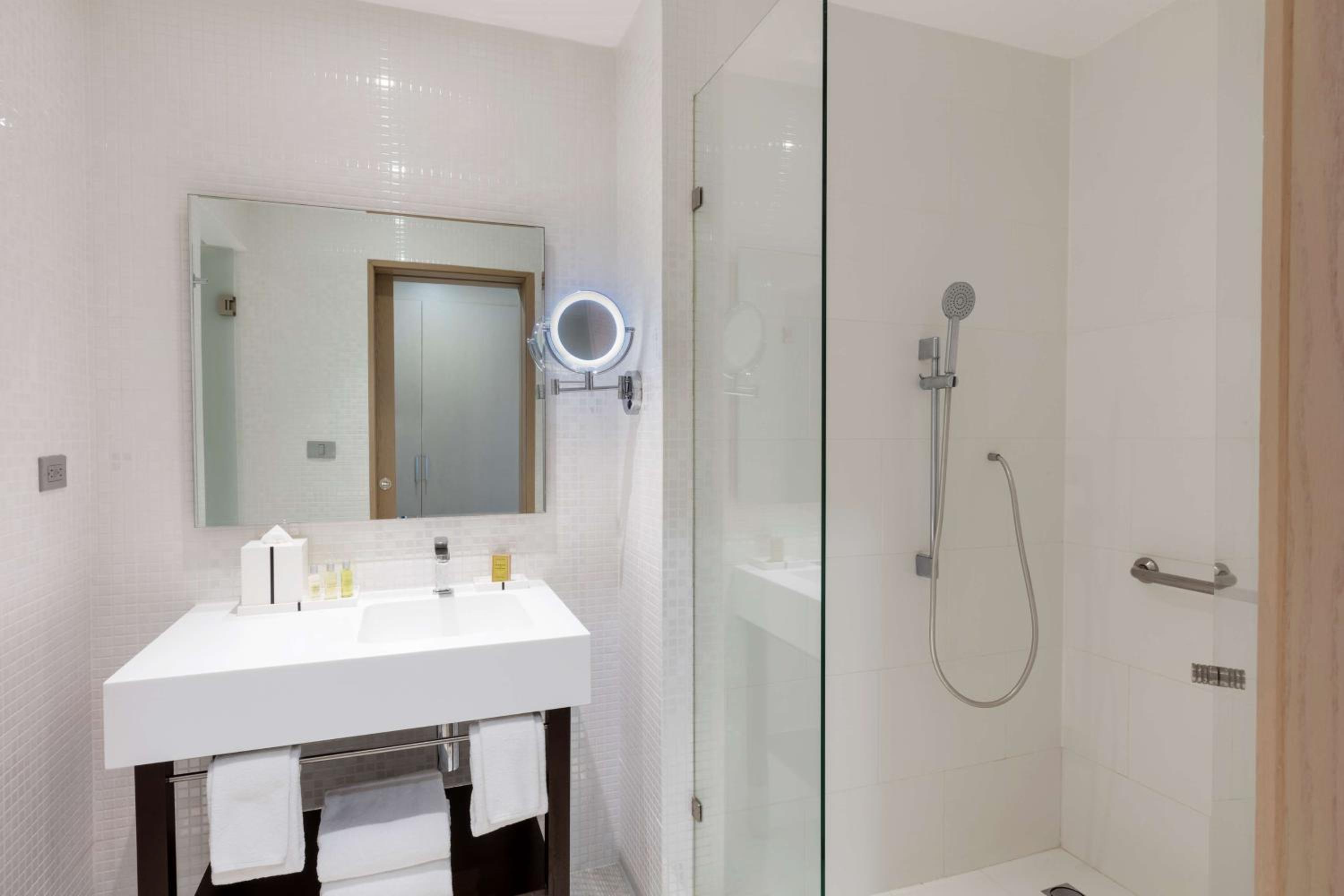 Junior Queen Suite with City View