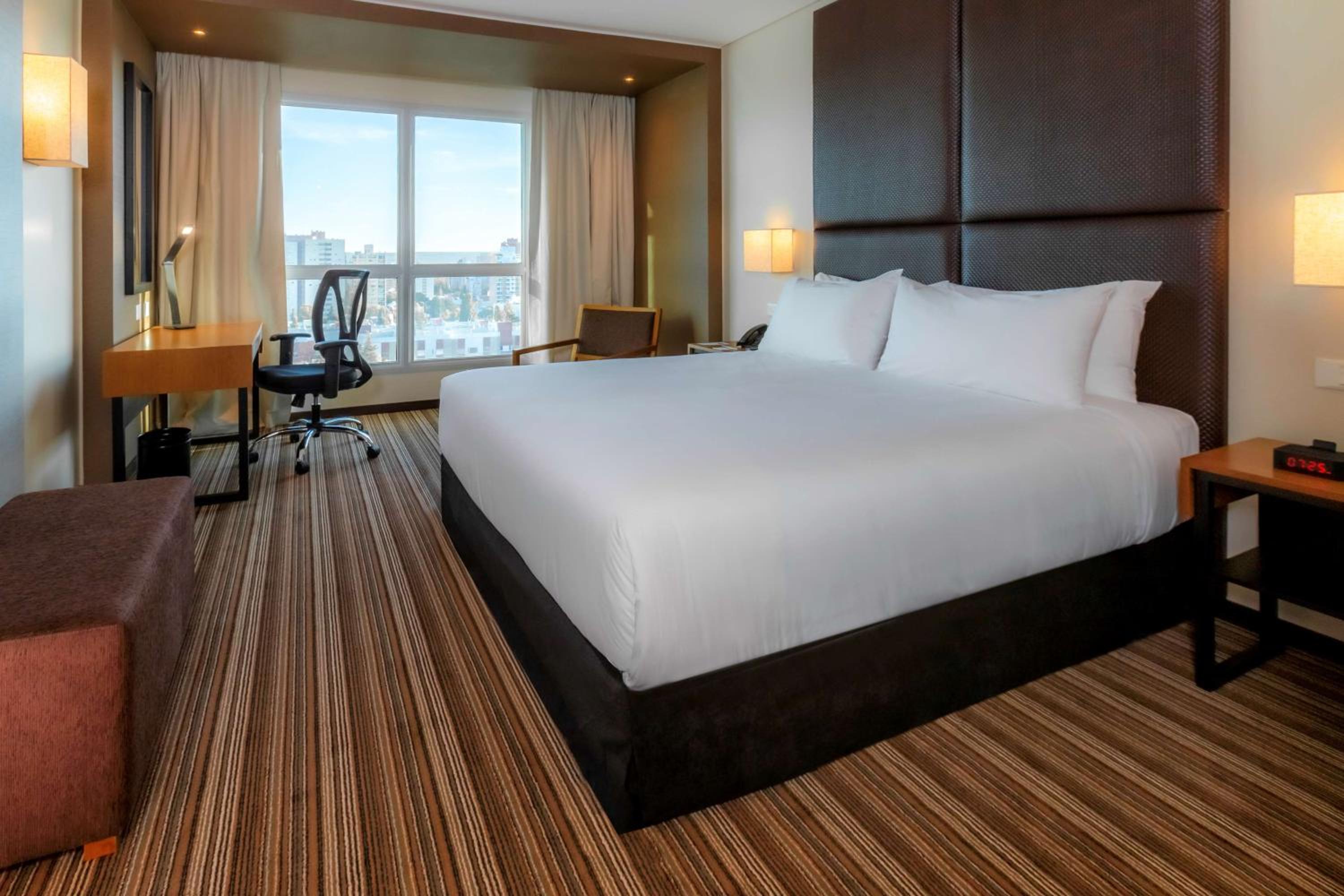 Queen Room with City View photo 2