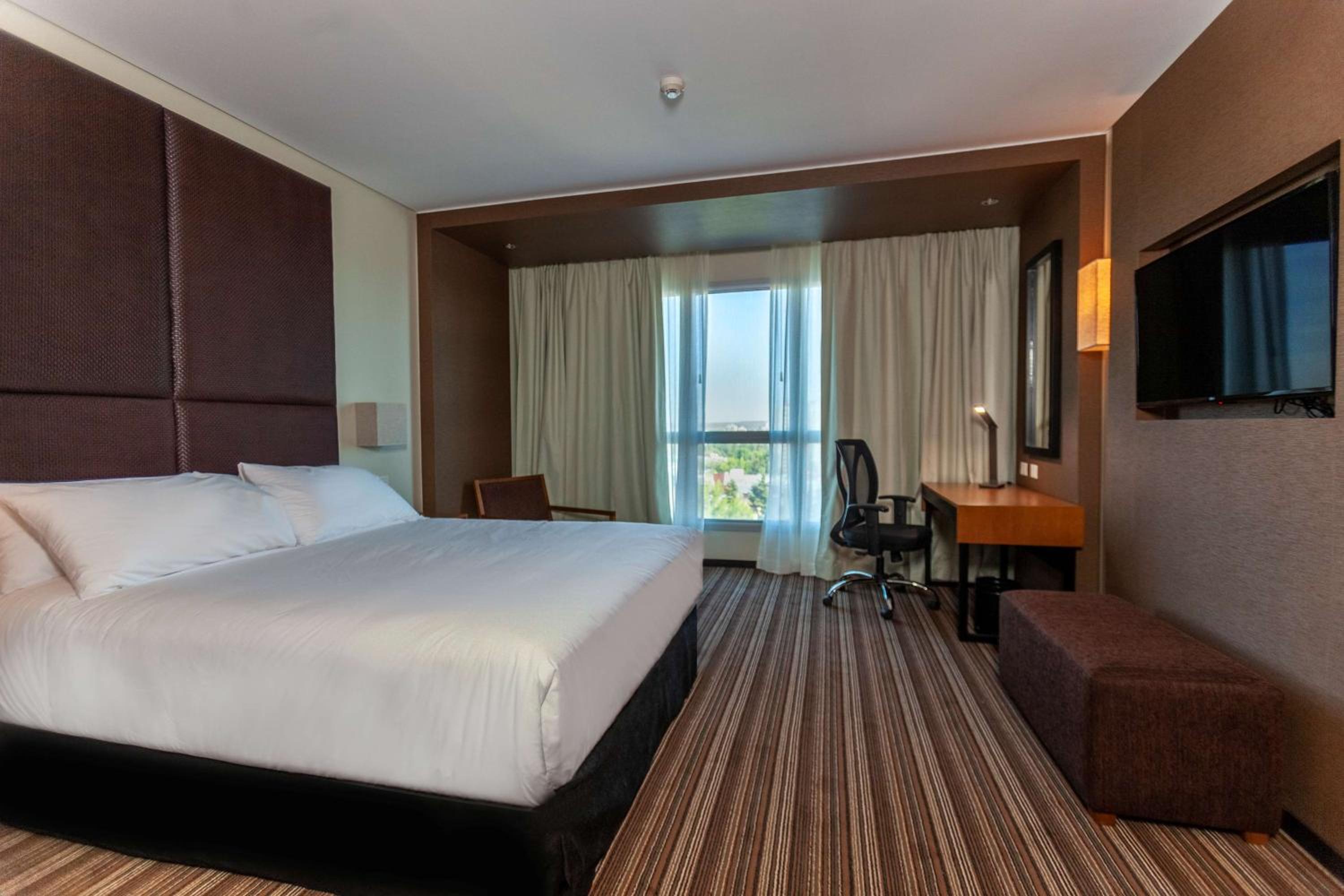 Queen Room with Roll-In Shower - Mobility Access/Non-Smoking photo 1