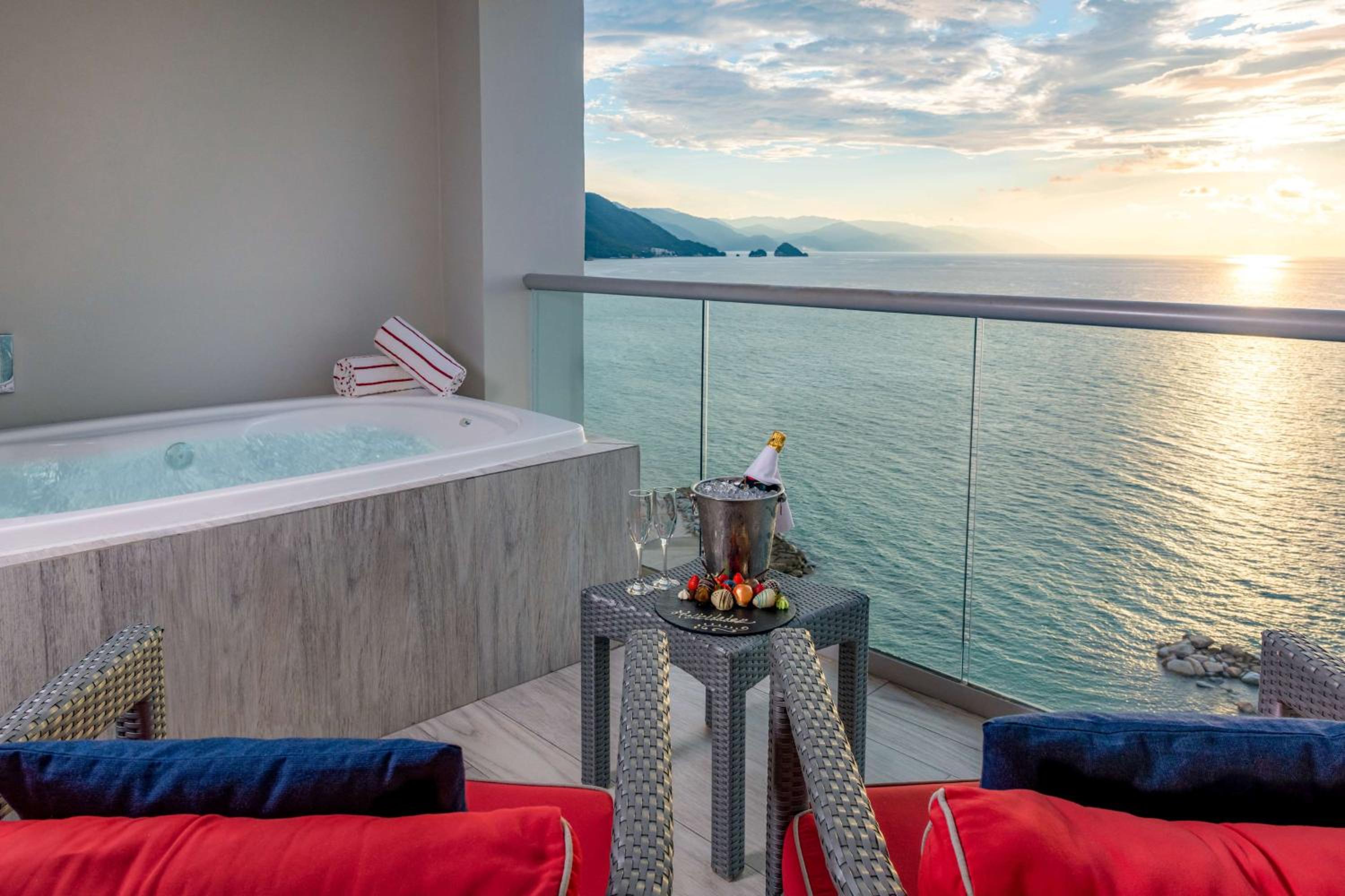 Premium Oceanfront Queen Room with Jetted Tub