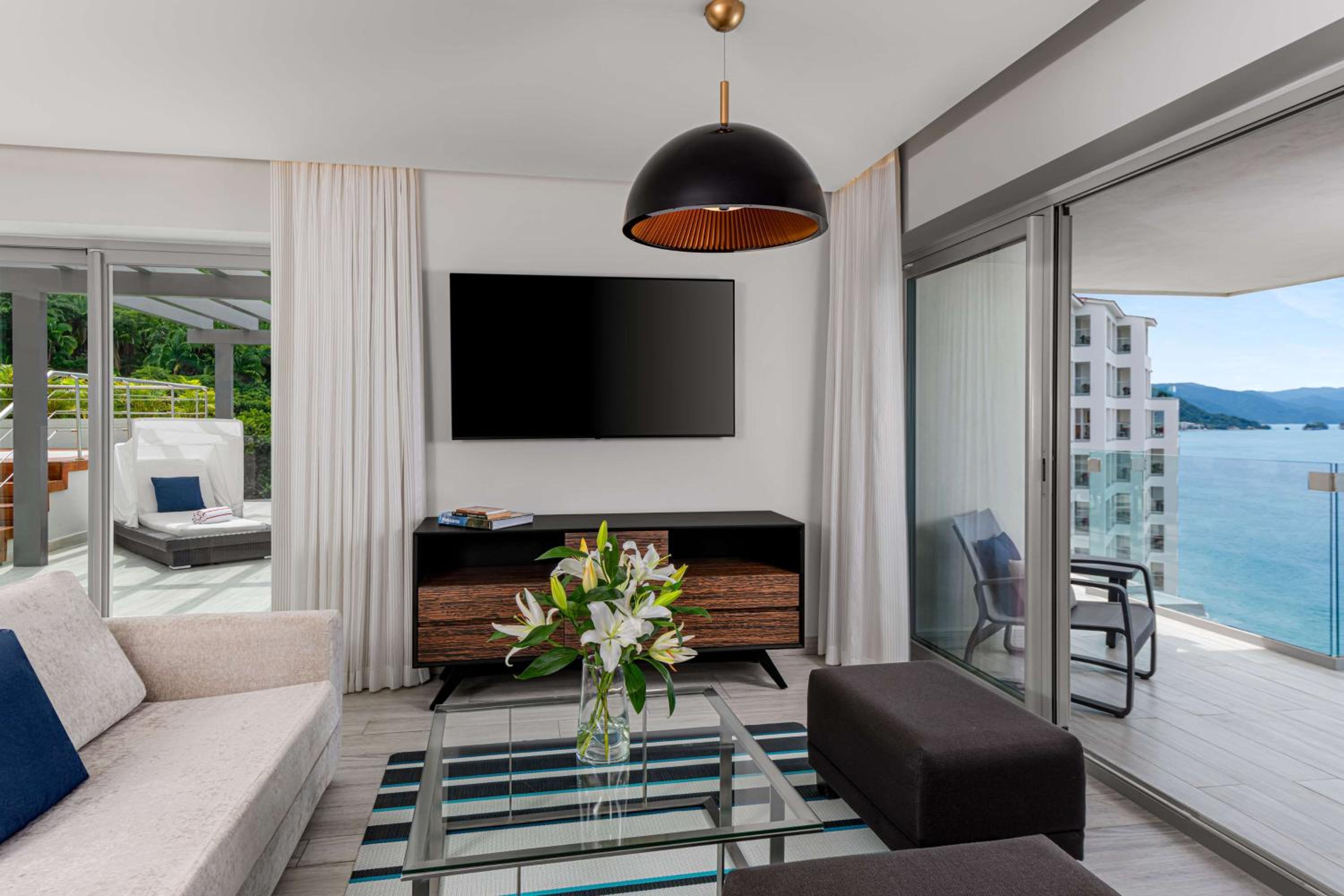 Oceanfront Governor Suite with Terrace and Jetted Tub