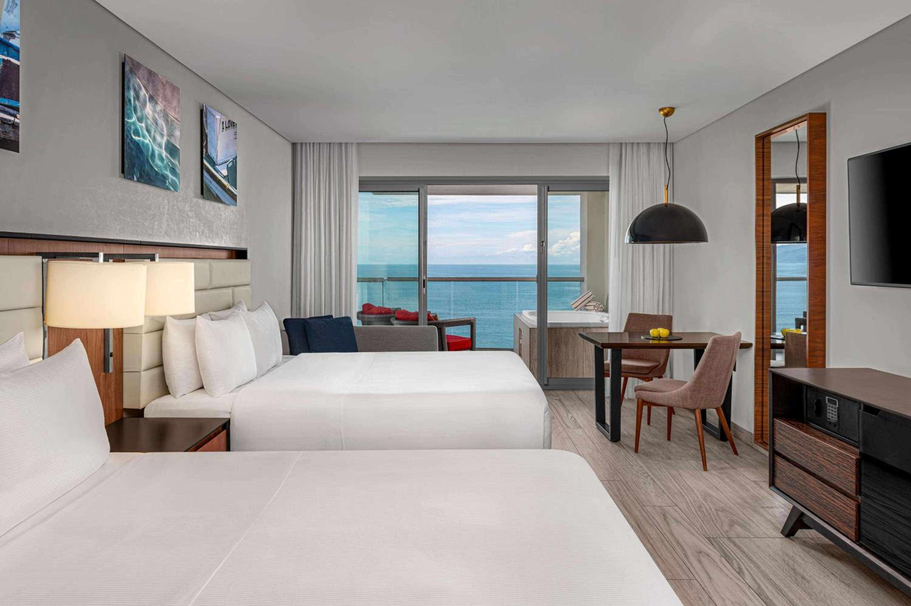 Premium Oceanfront Queen Room with Jetted Tub
