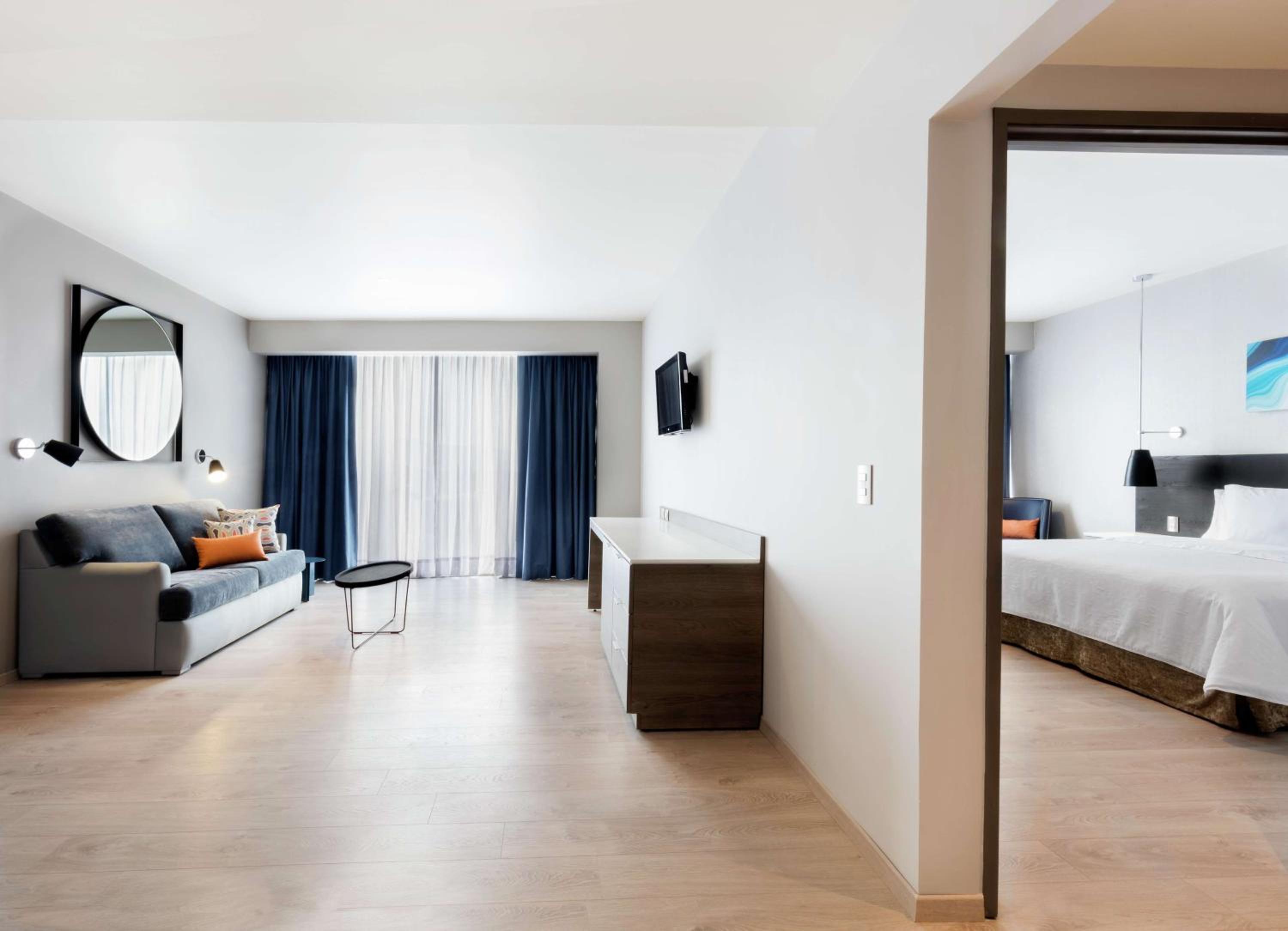 One-Bedroom King Suite thumbnail 5