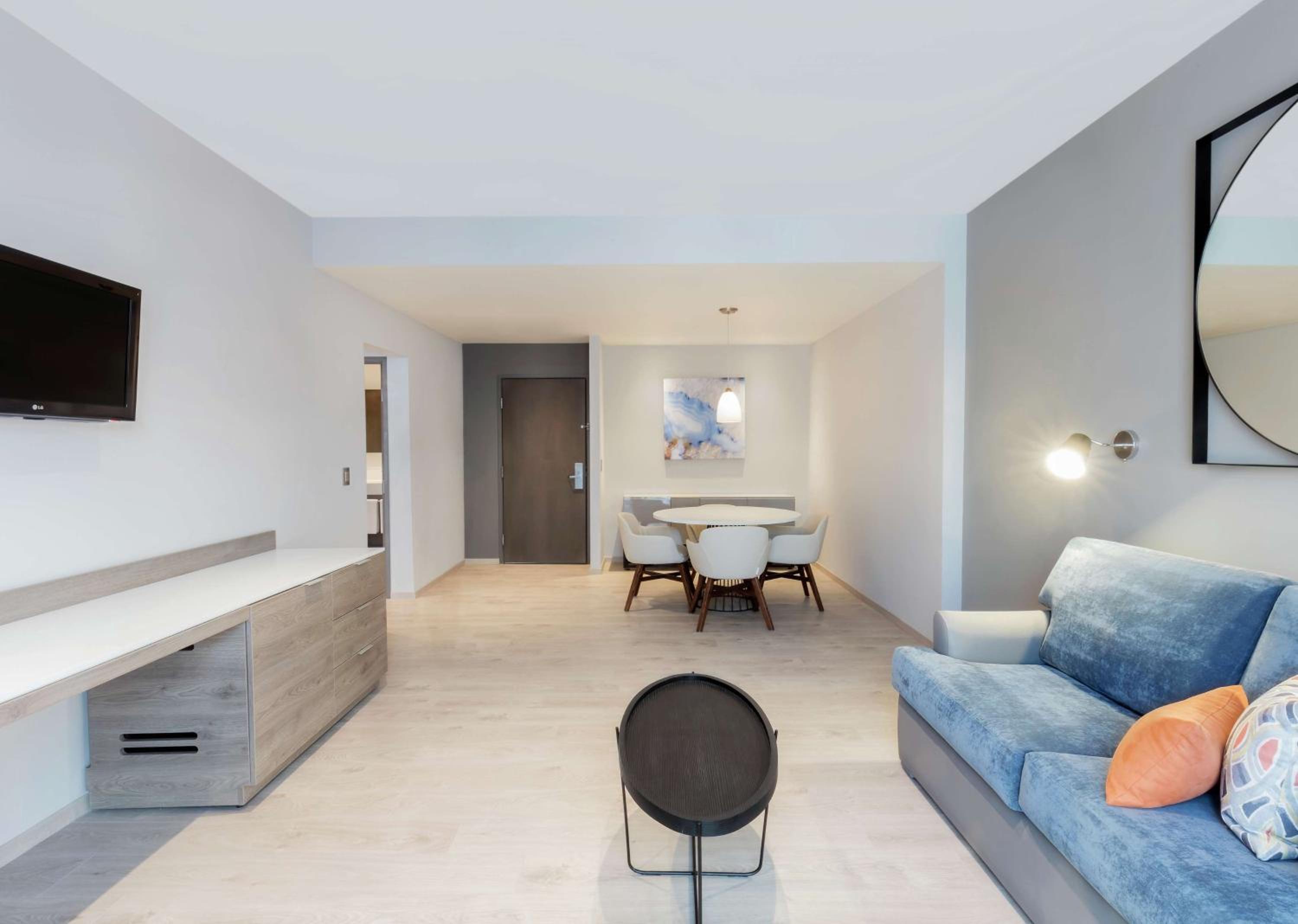 One-Bedroom King Suite thumbnail 6
