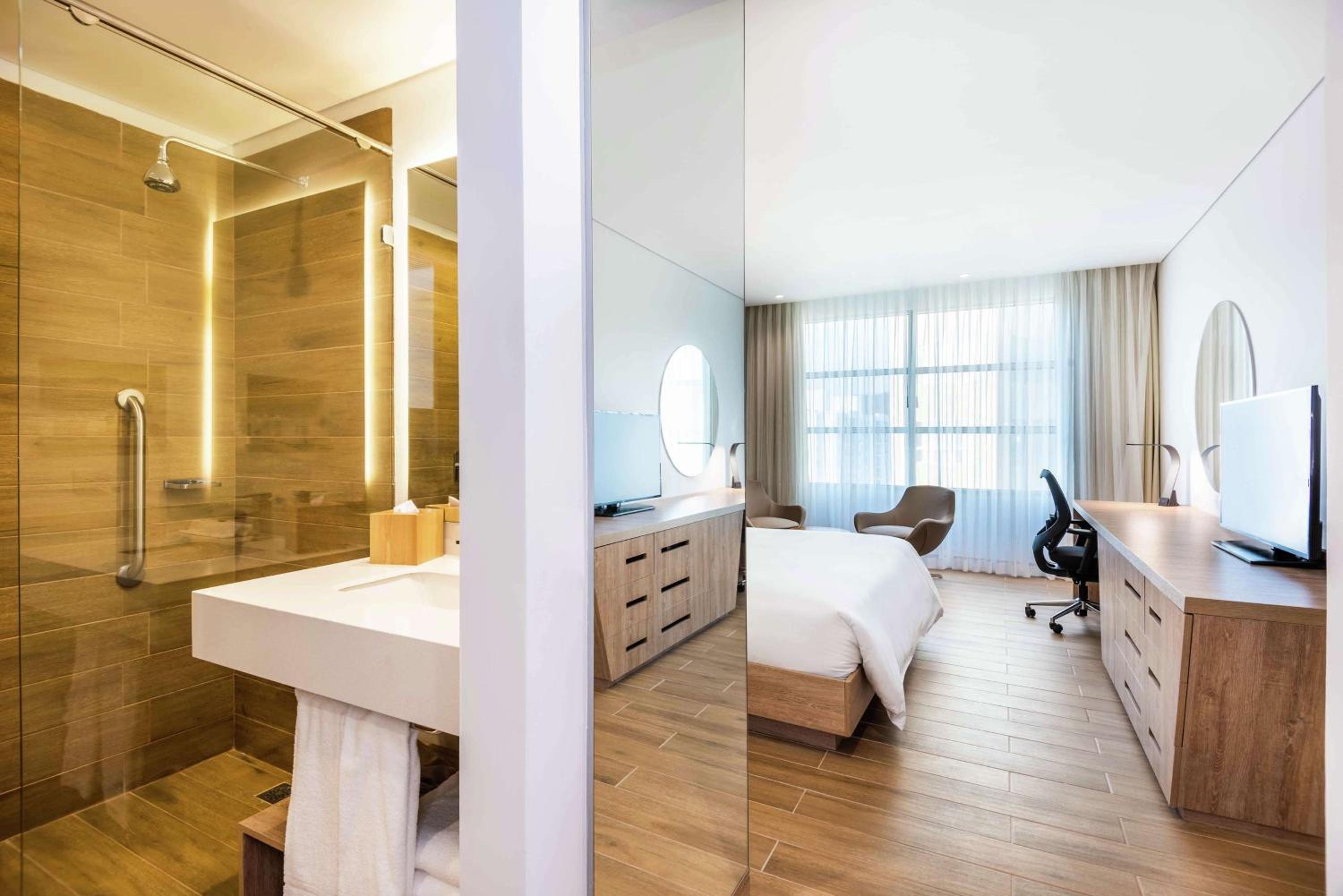 Deluxe King Room photo 2
