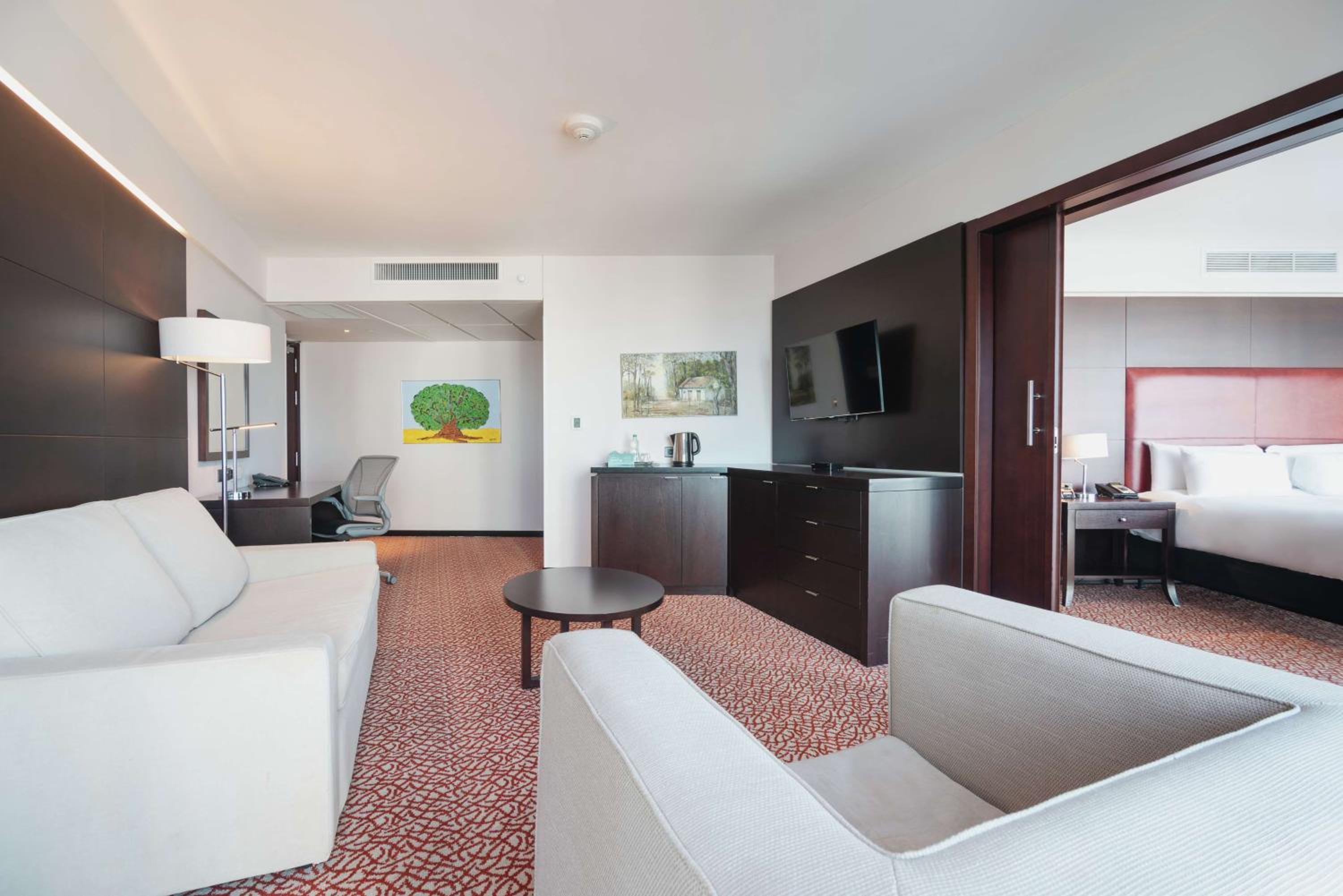 One-Bedroom King Suite with Sofa Bed photo 3