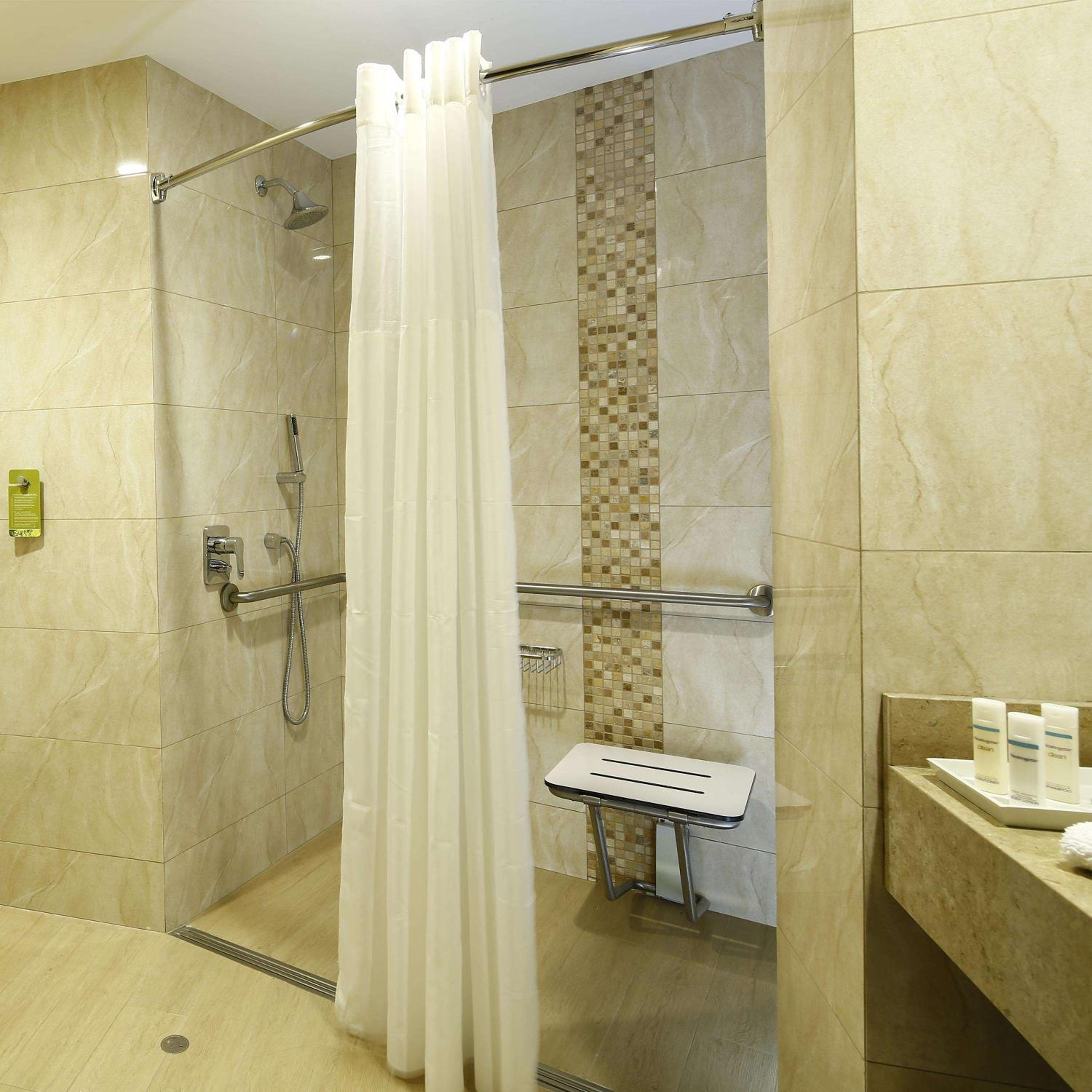 King Room with Roll-In Shower - Mobility Access photo 3