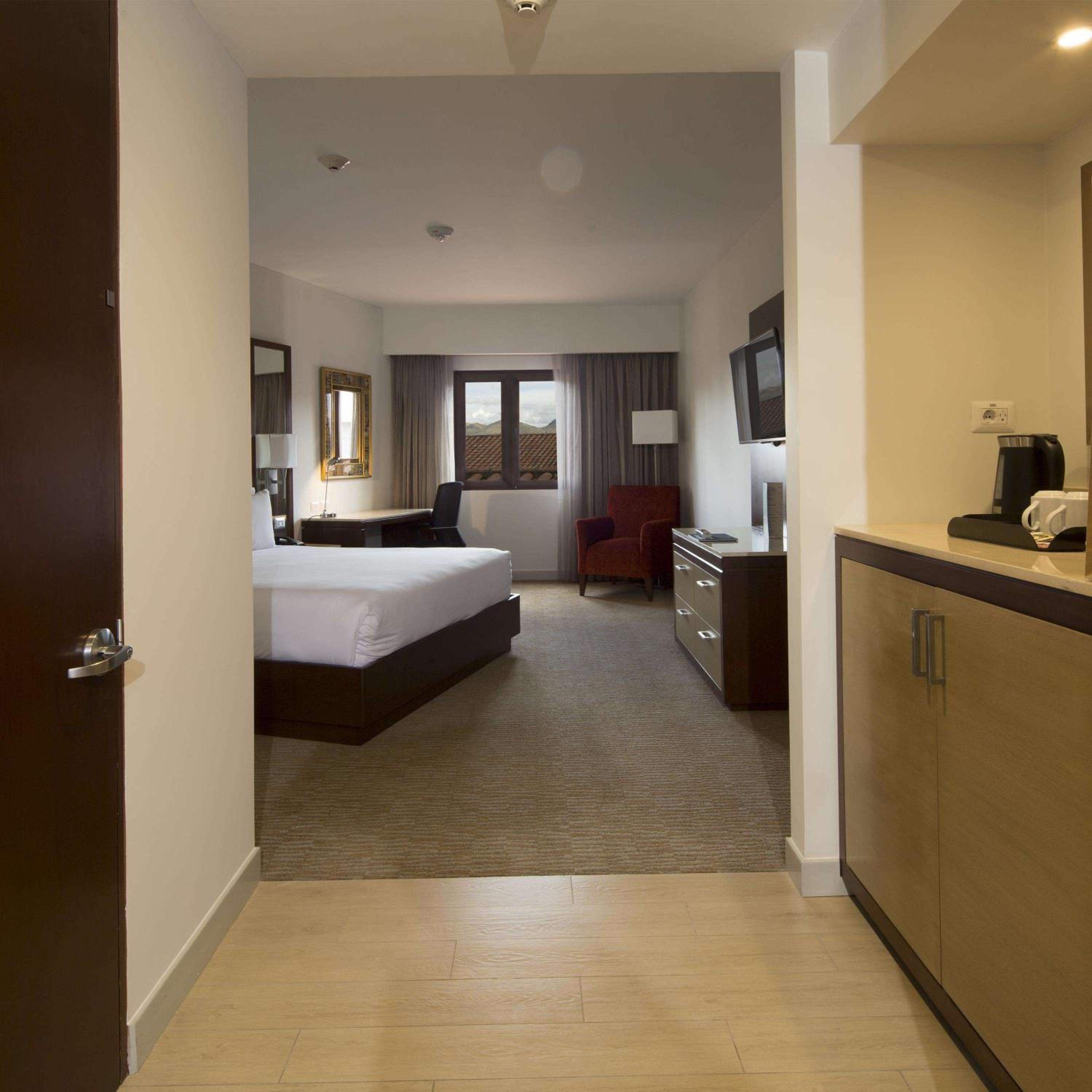 King Room with Roll-In Shower - Mobility Access photo 2