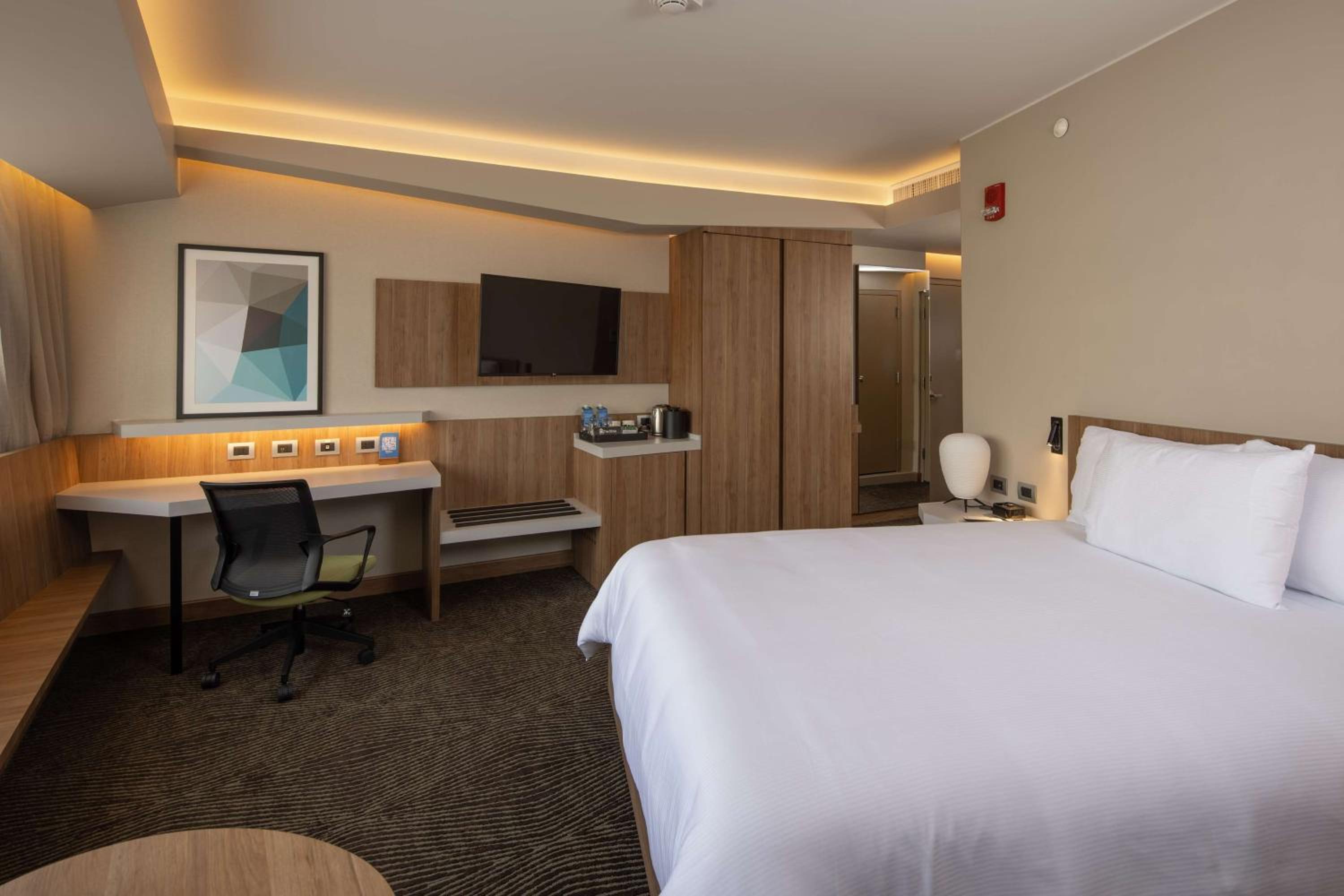 Queen Room with Roll-In Shower - Mobility and Hearing Access - Photo 1