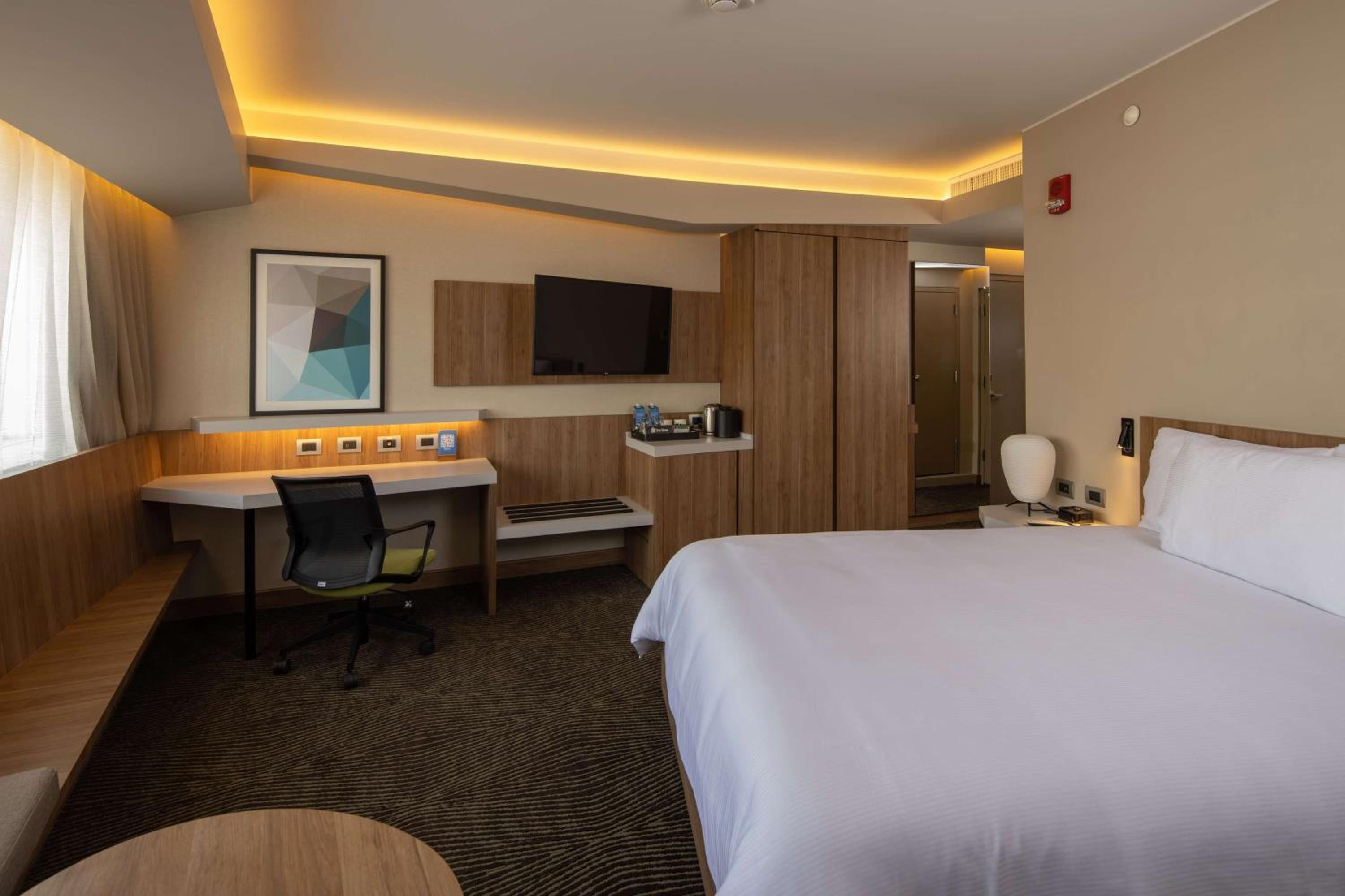 Queen Room with Roll-In Shower - Mobility and Hearing Access - Photo 2