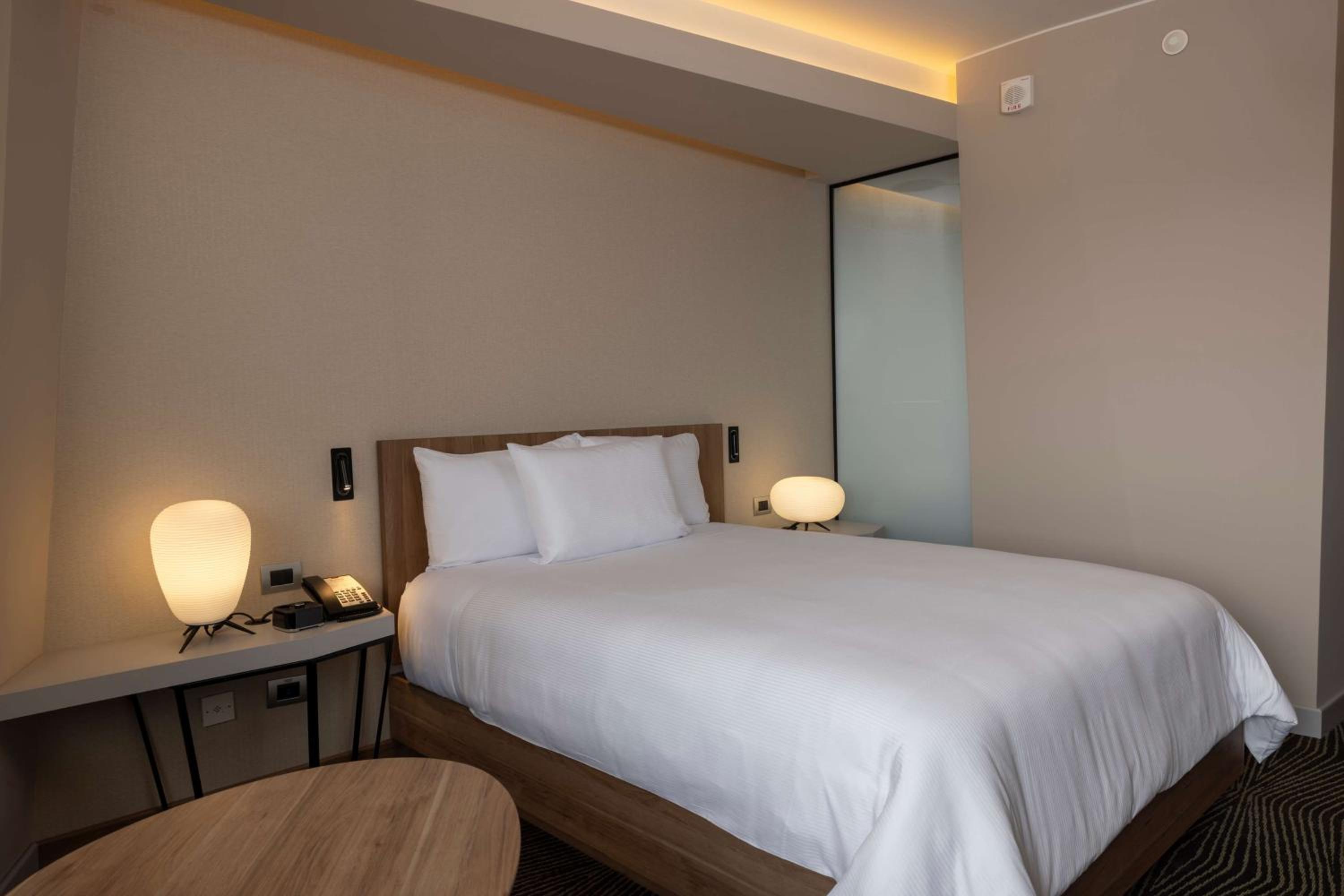 Queen Room with Roll-In Shower - Mobility and Hearing Access - Photo 4