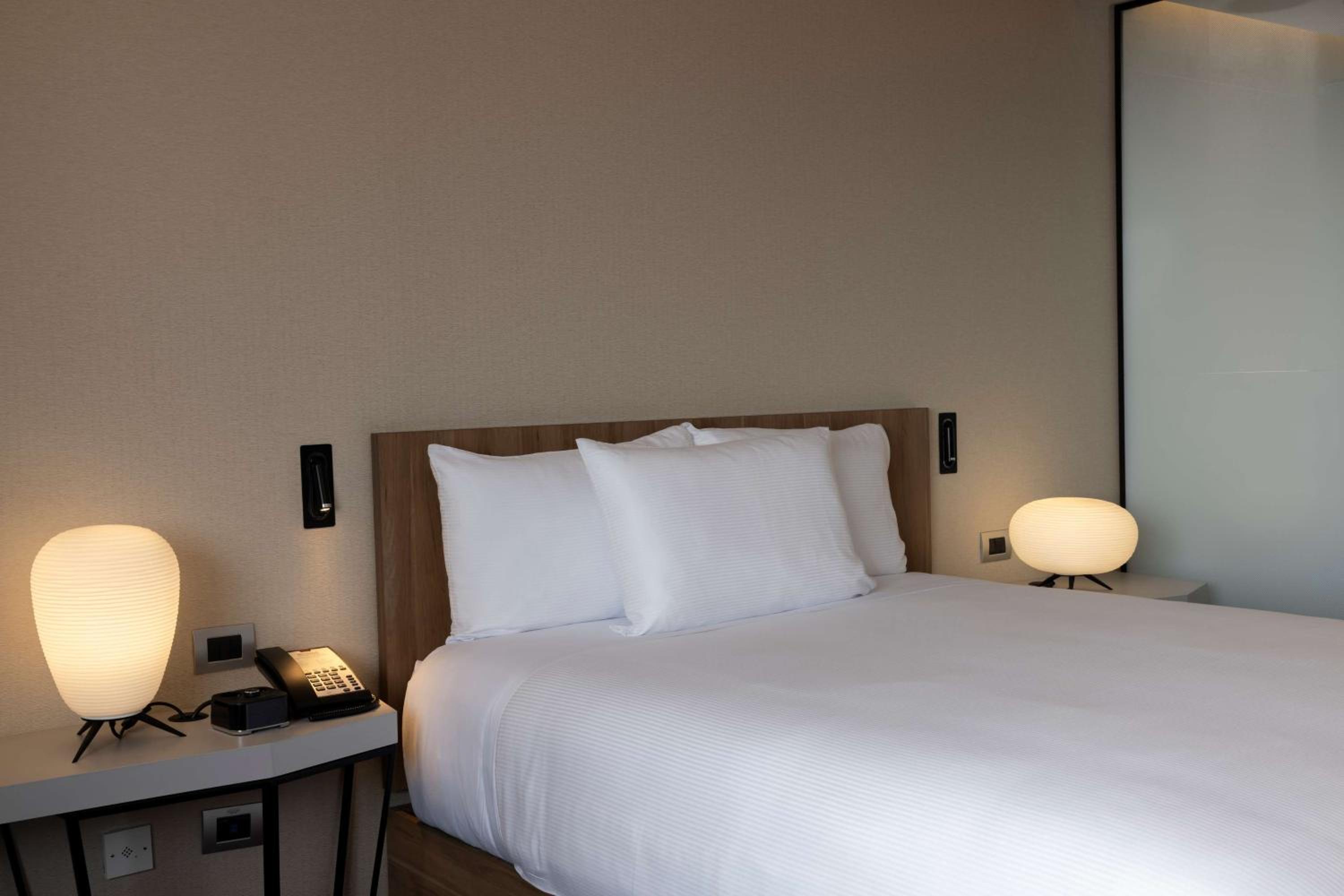 Double Room with City View - Photo 2