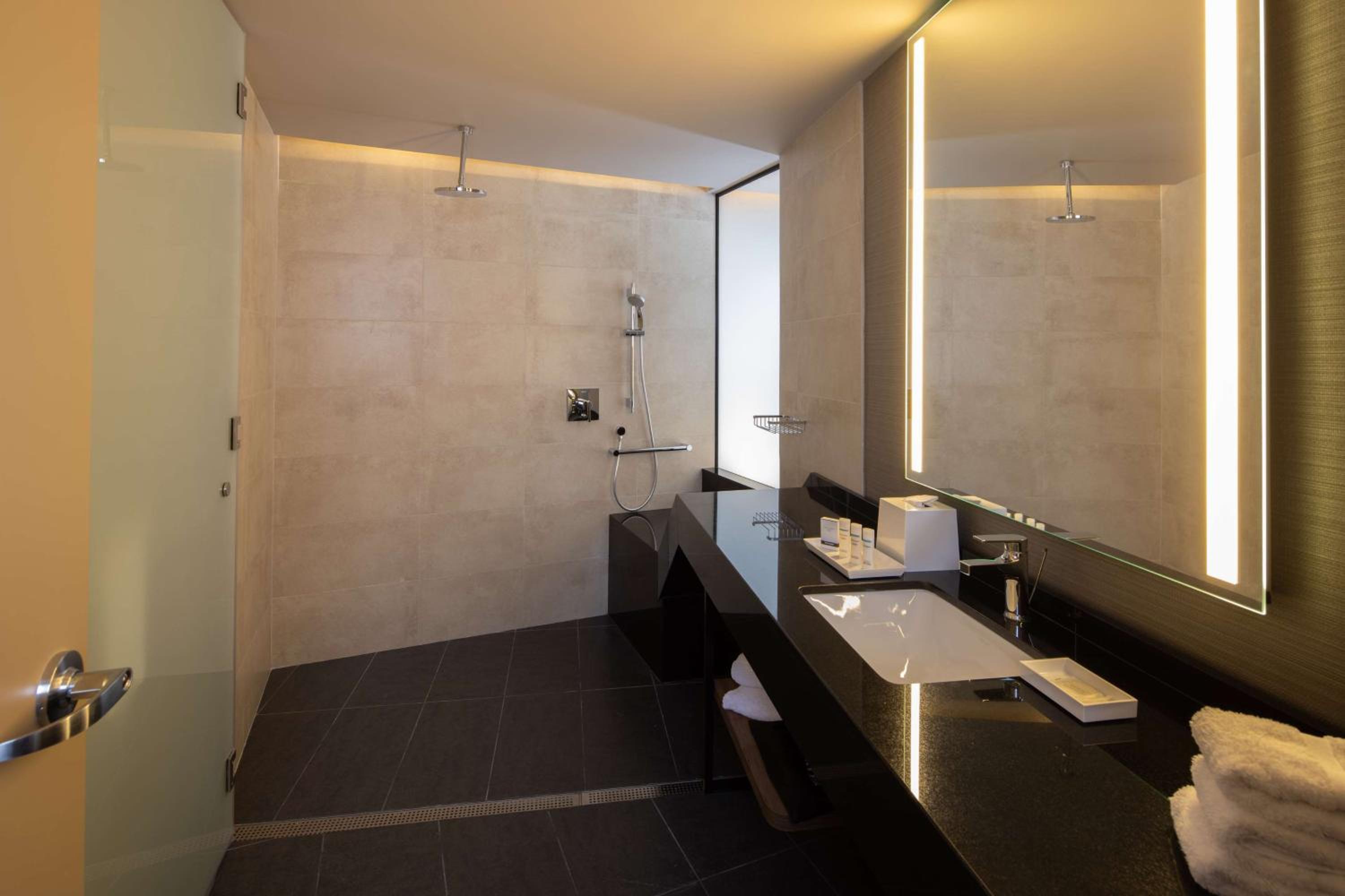 Queen Room with Roll-In Shower - Mobility and Hearing Access - Photo 5
