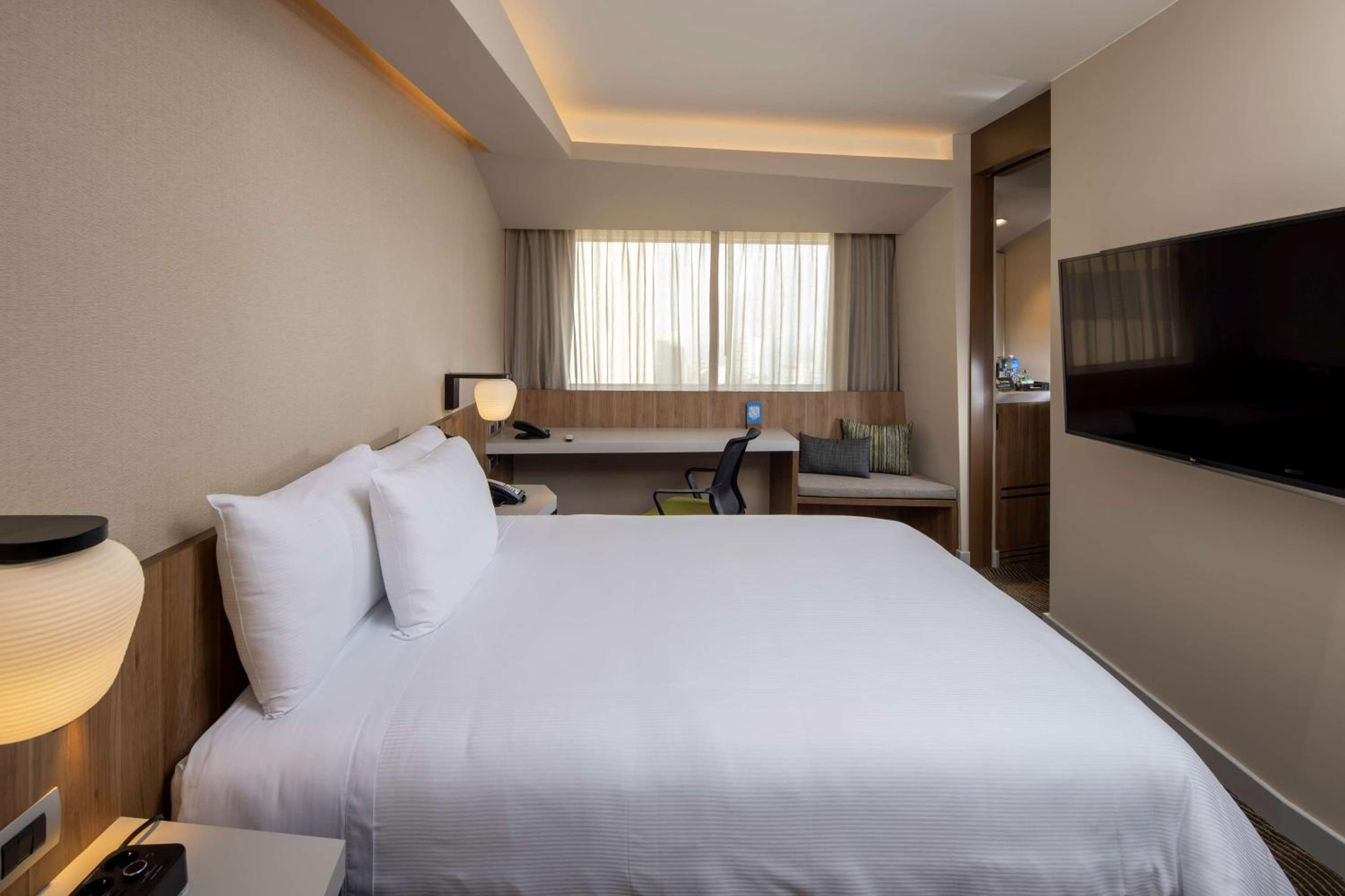 Junior Queen Suite - Photo 6