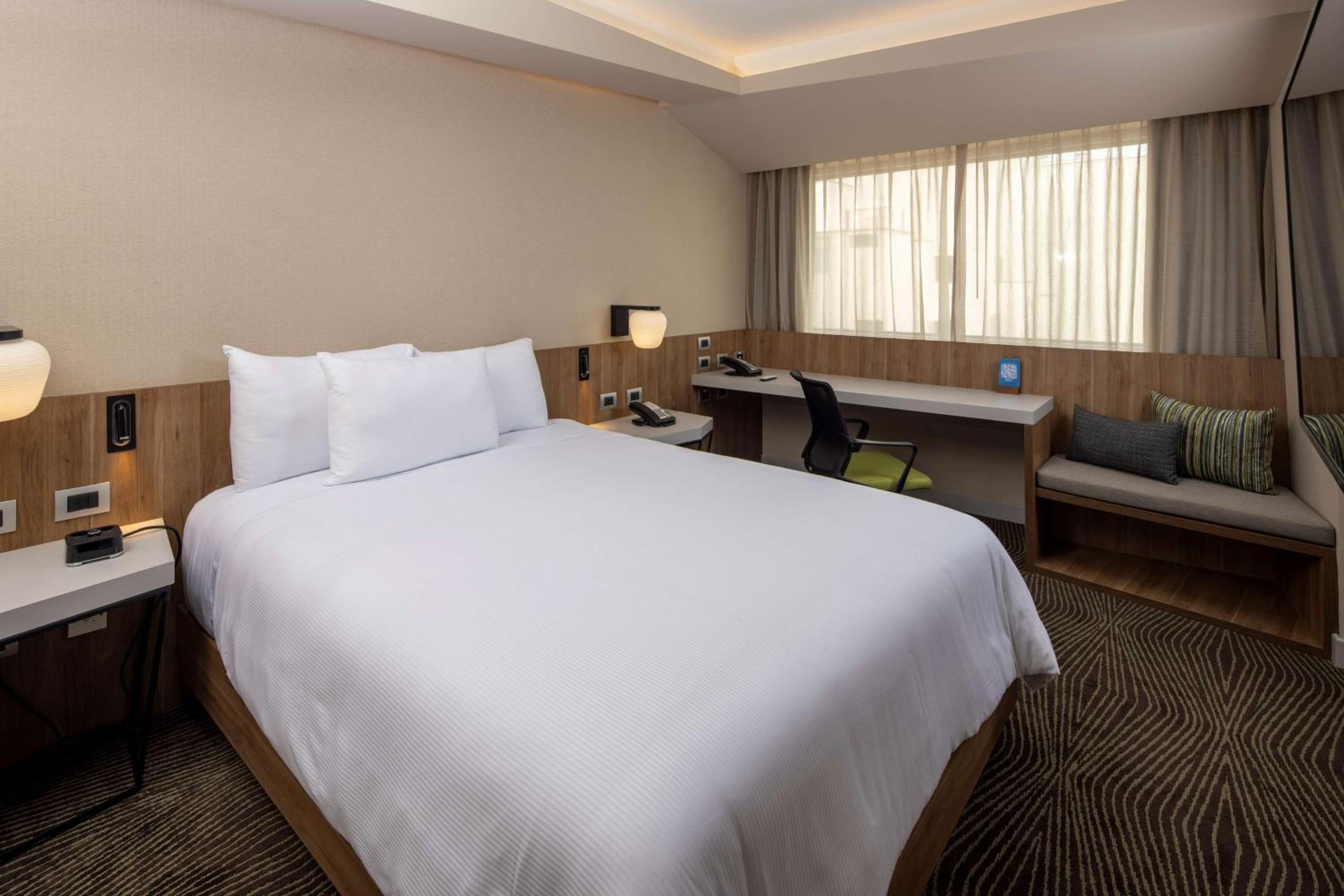 Junior Queen Suite - Photo 3