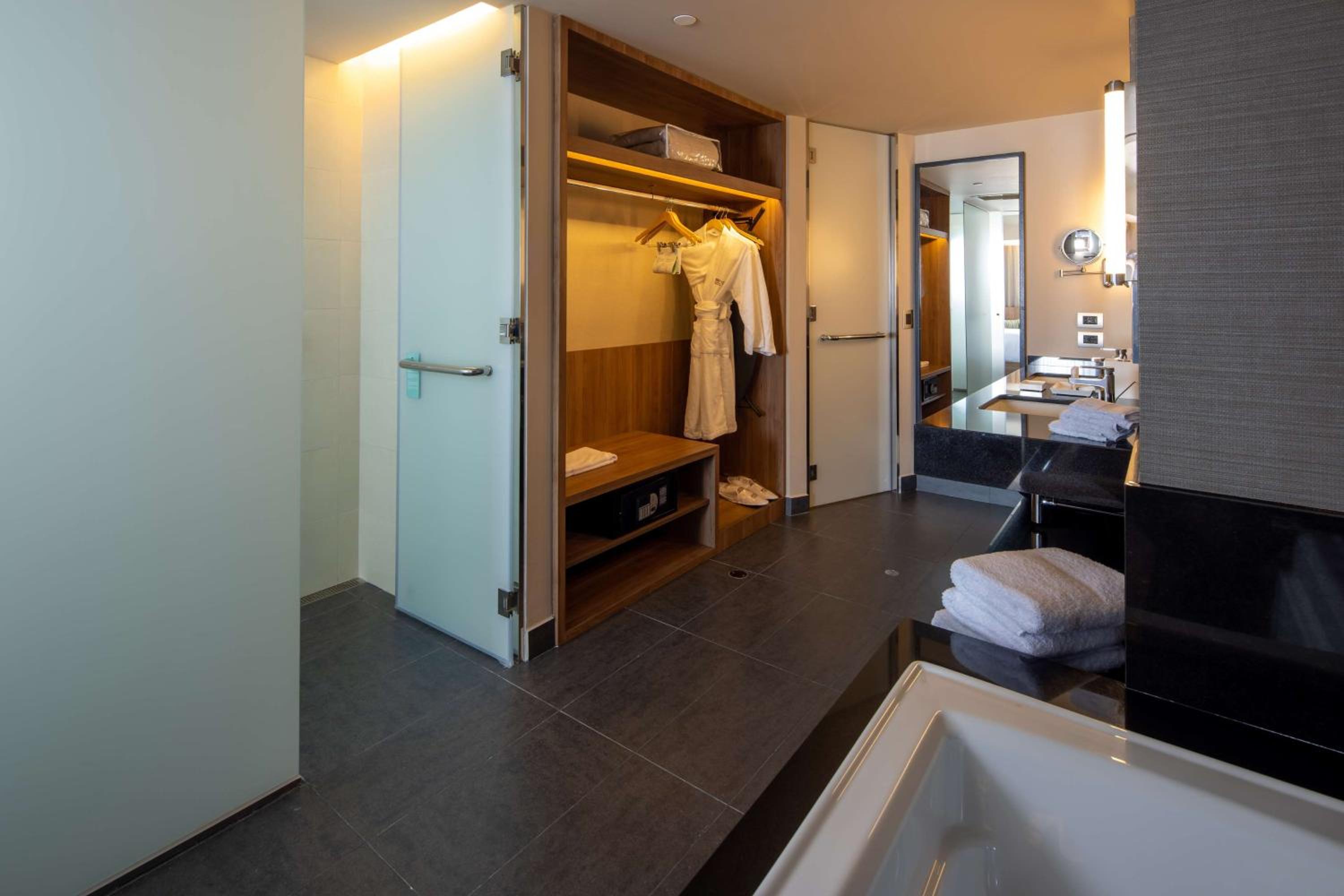 One-Bedroom Suite with Sleeper Sofa - Photo 4