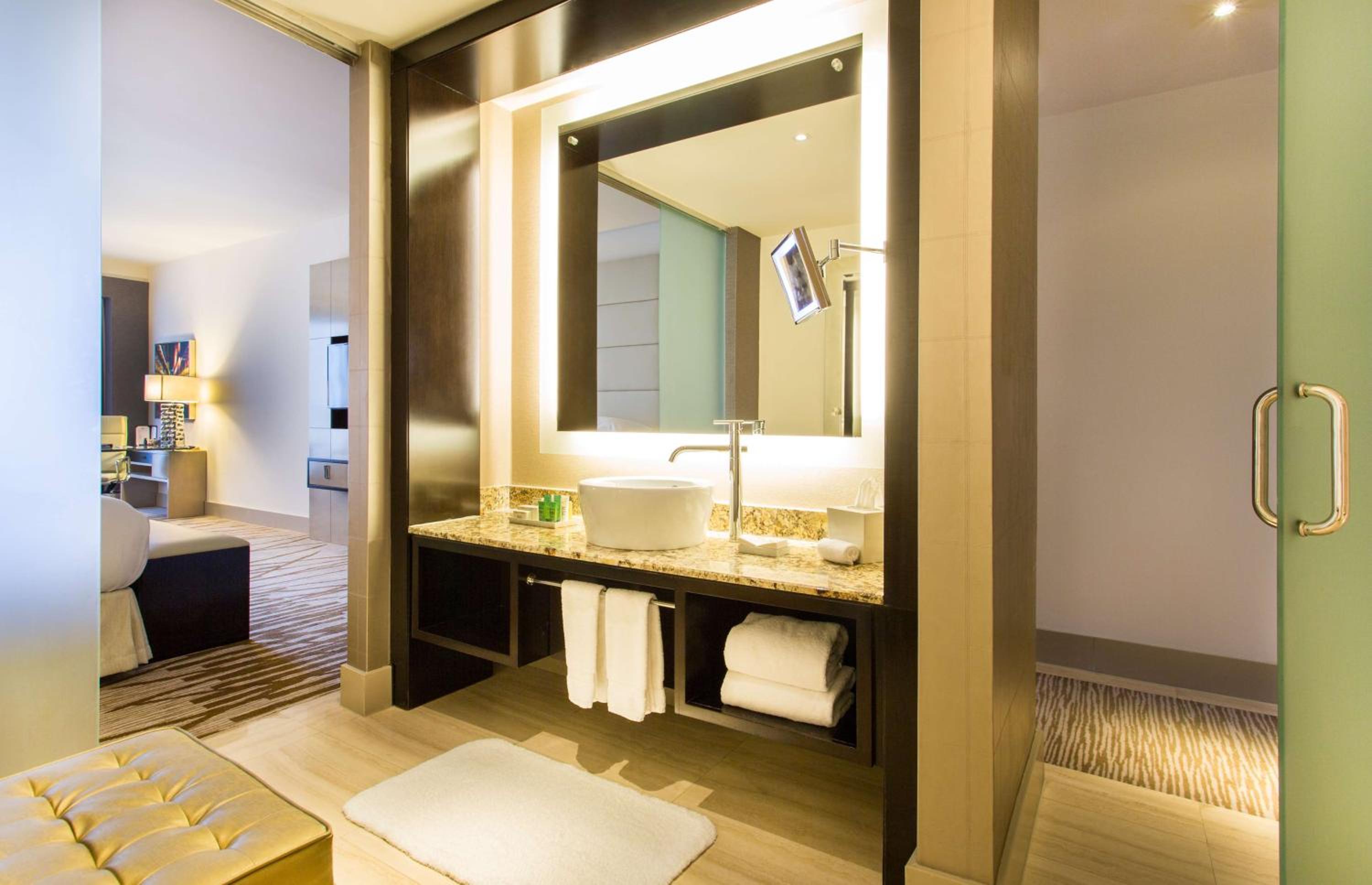 Double Room with Two Double Beds and Roll-In Shower - Mobility Accessible thumbnail 5