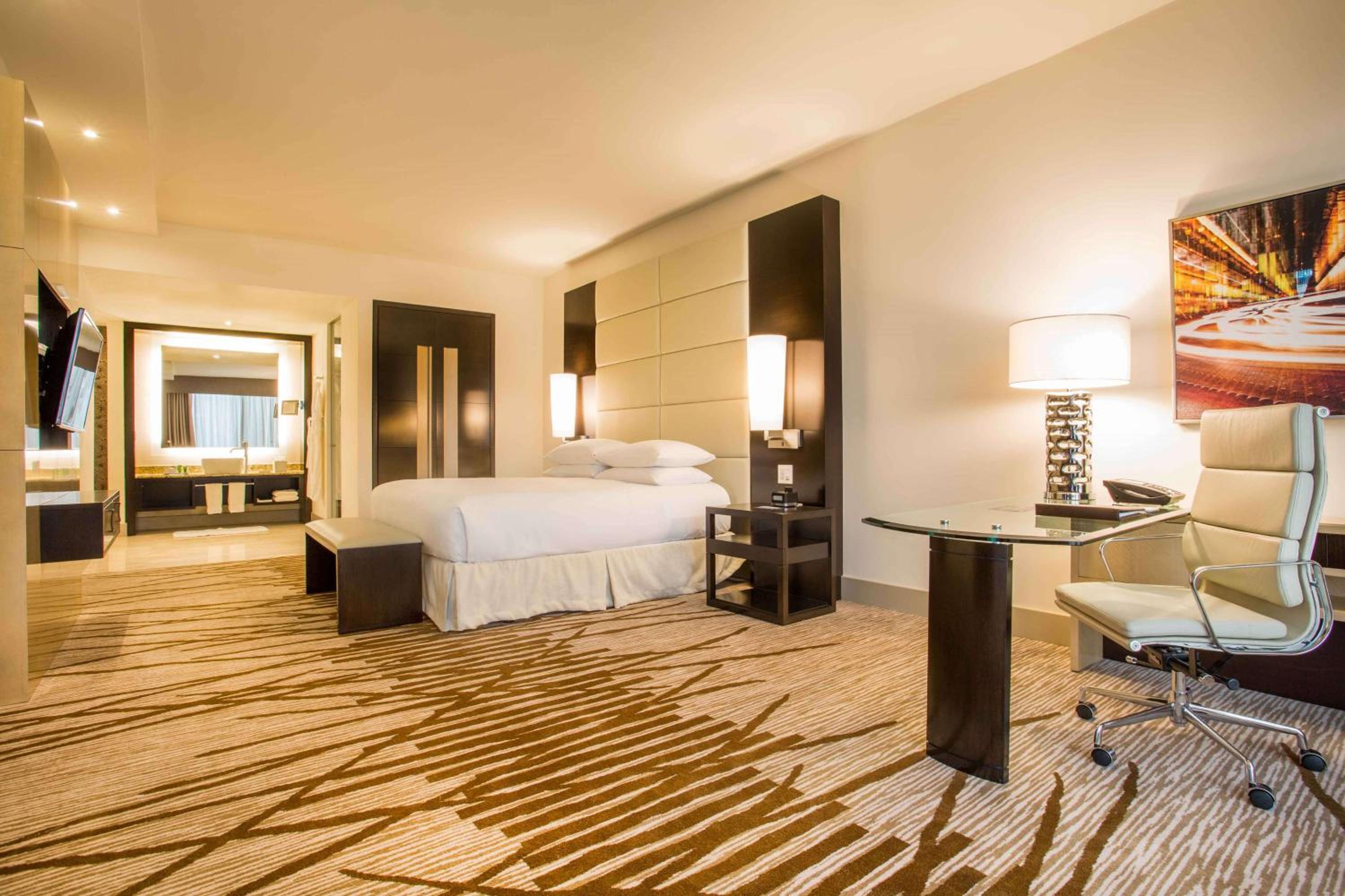Premium King Room with Balcony and Ocean View