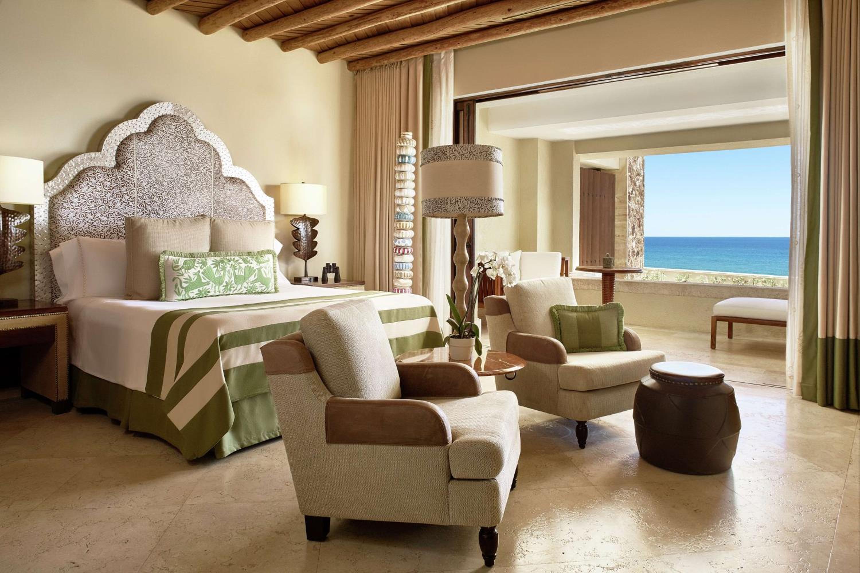 Habitación Deluxe King con piscina de inmersión y vista al mar.
