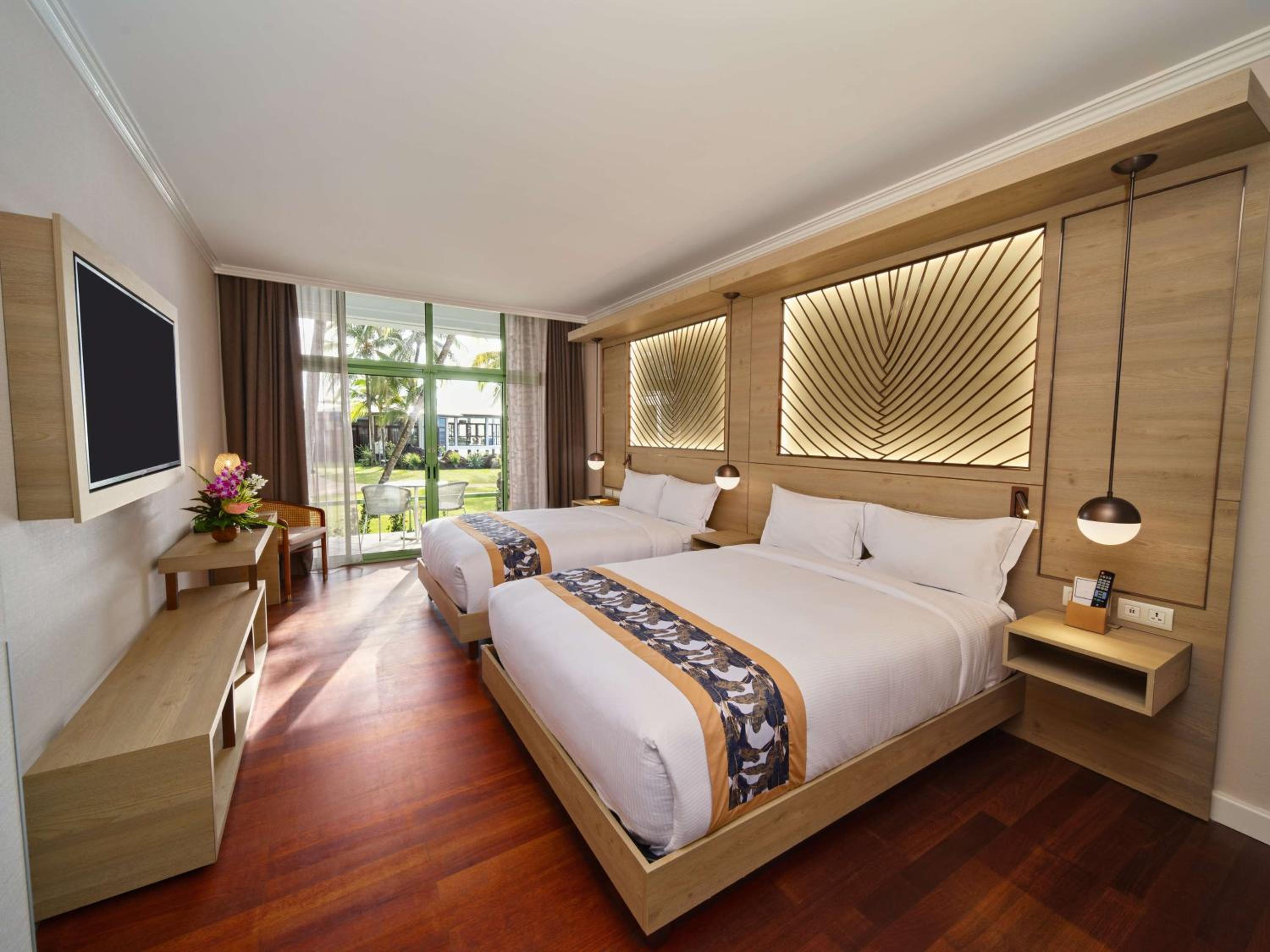 Standard Queen Room with Two Queen Beds - Photo 2