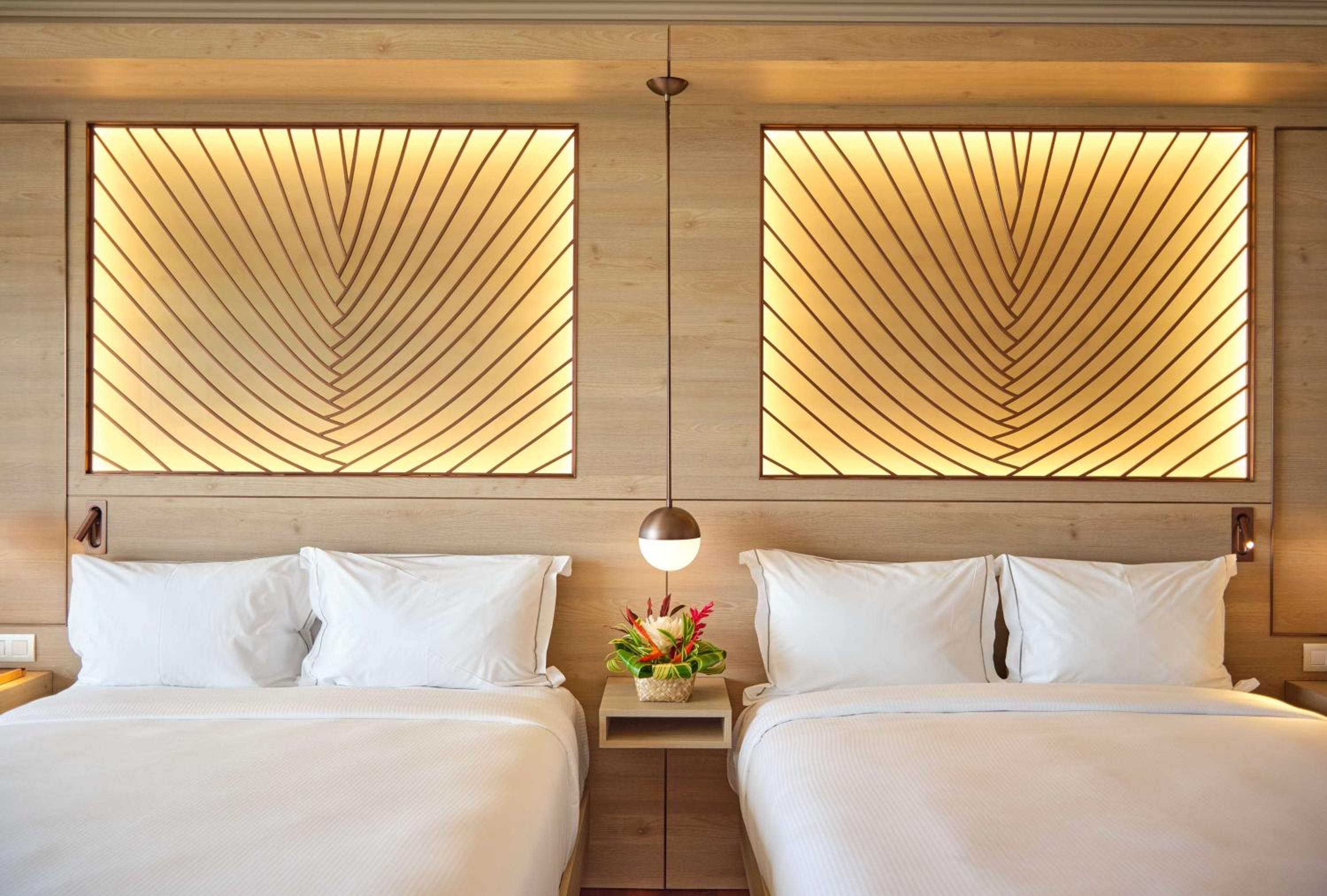 Standard Queen Room with Two Queen Beds - Photo 3