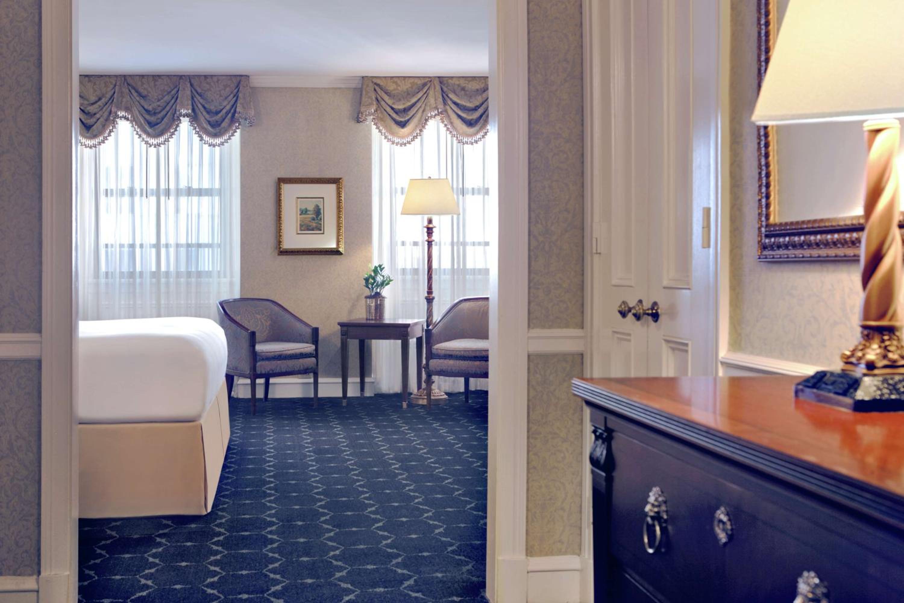 Deluxe King Room - Photo 2