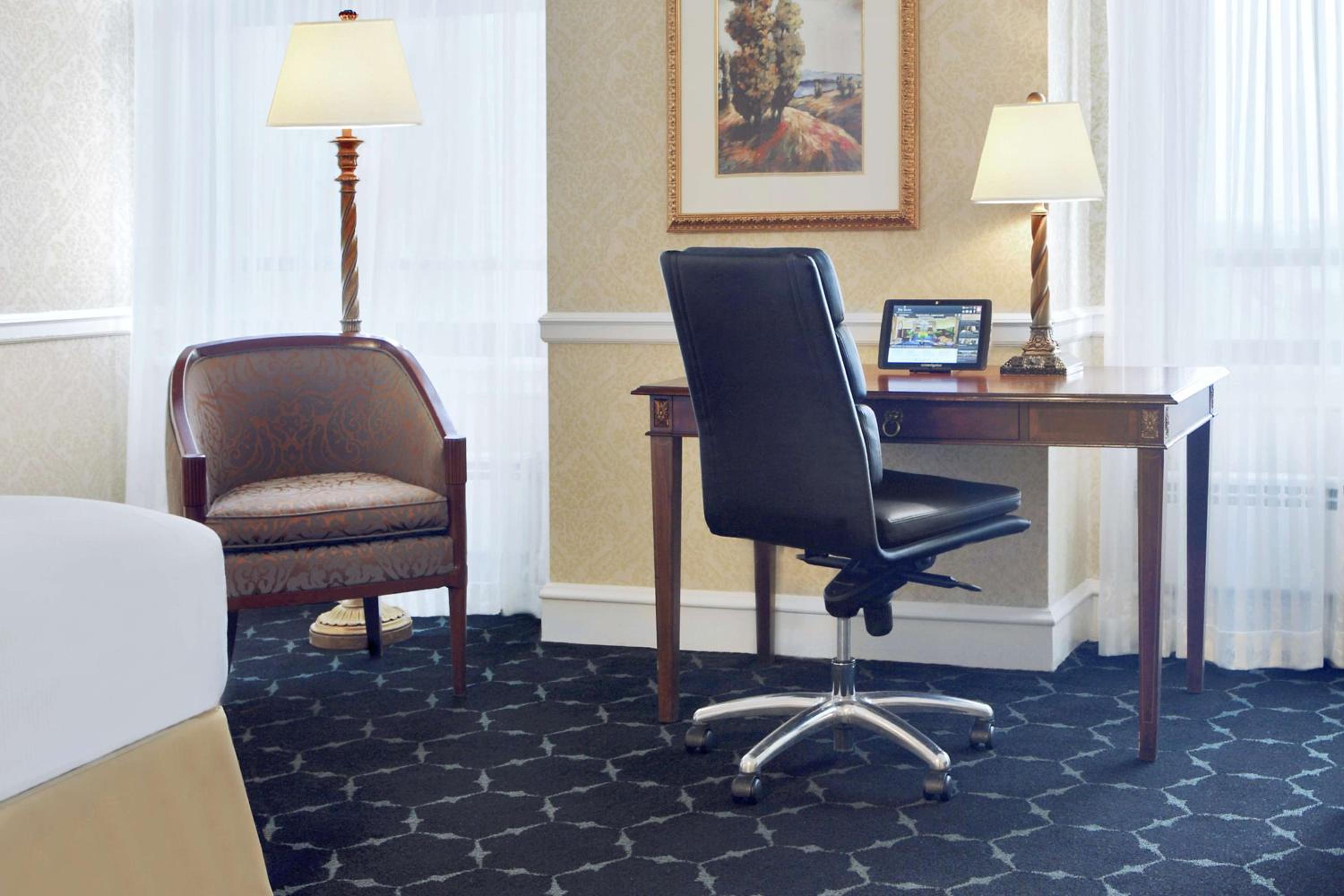 King Studio Suite with Lake View - Photo 1