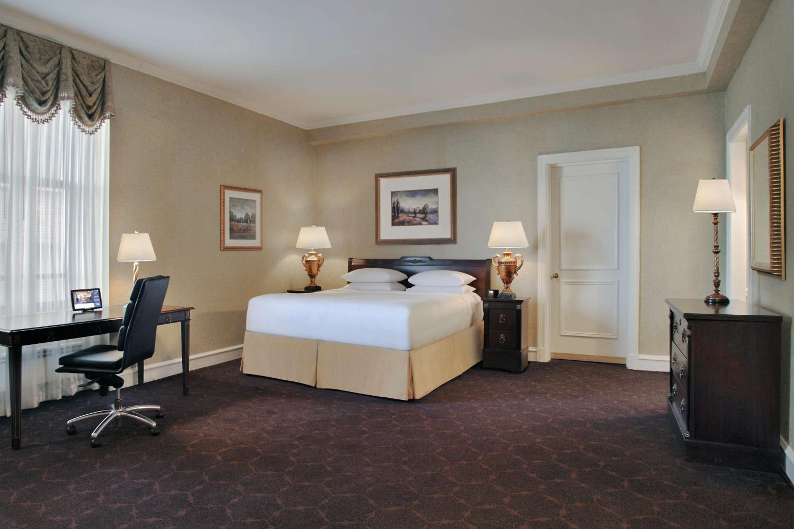 King Studio Suite with Lake View - Photo 2