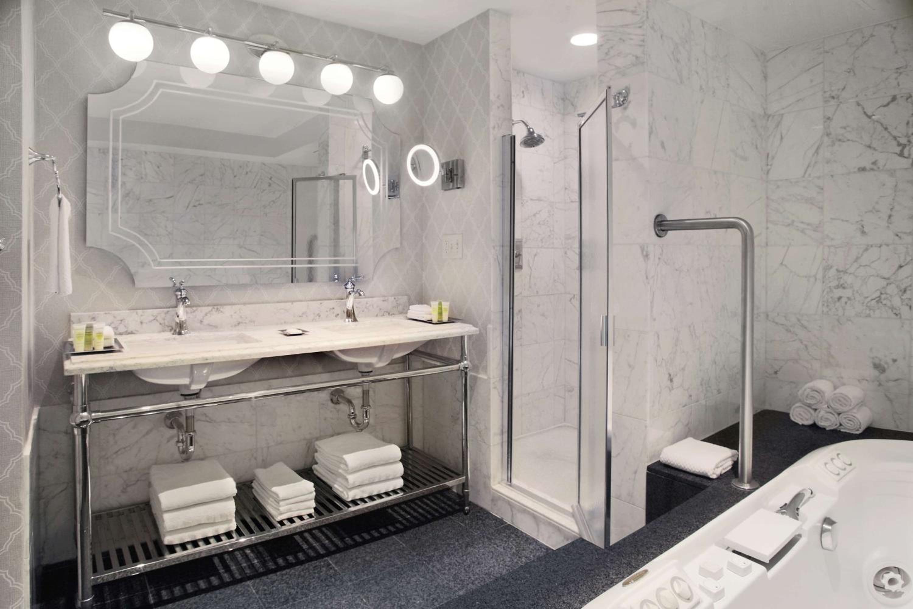 One Bedroom King Goldcoast Suite thumbnail 5