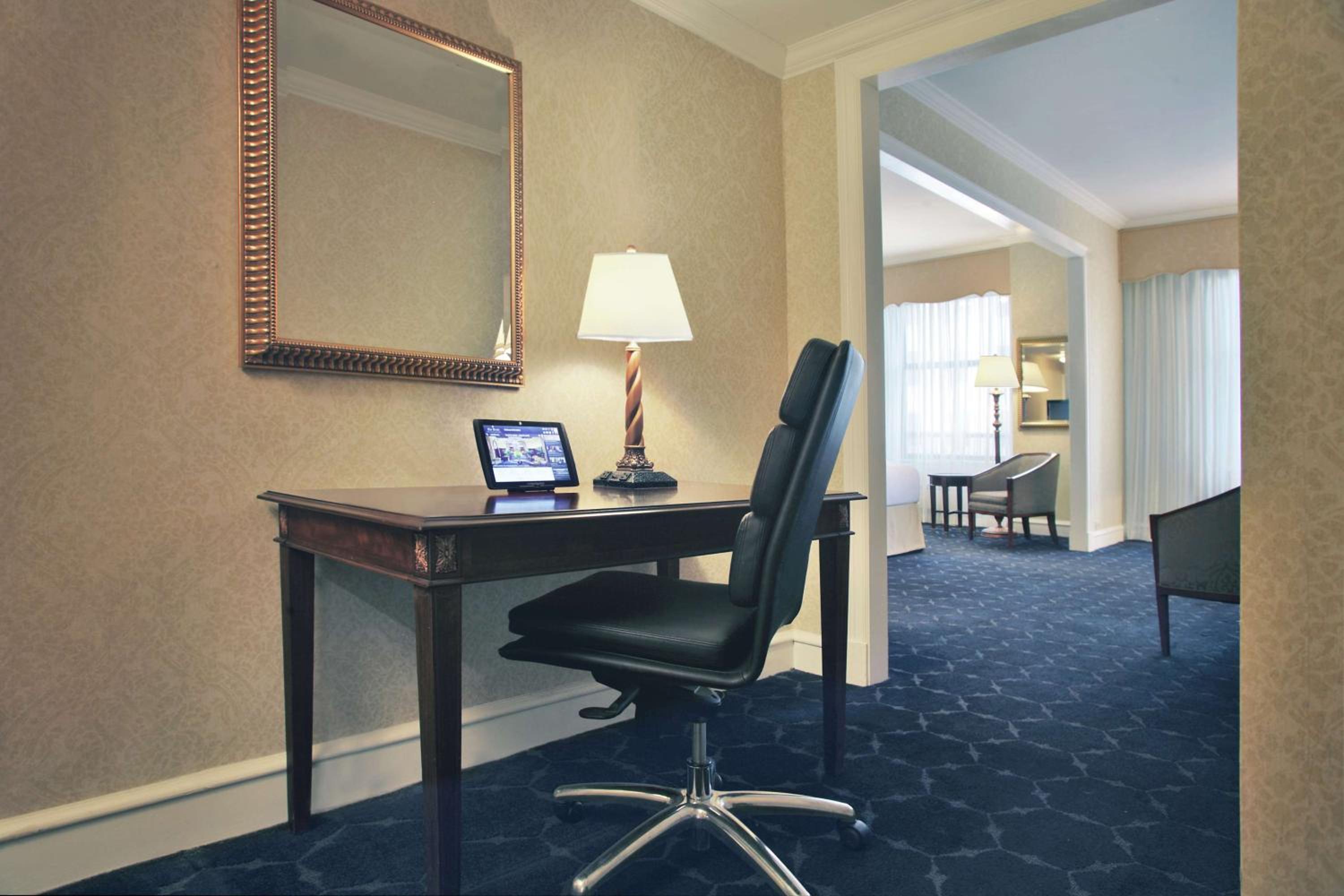 Deluxe King Room - Photo 4