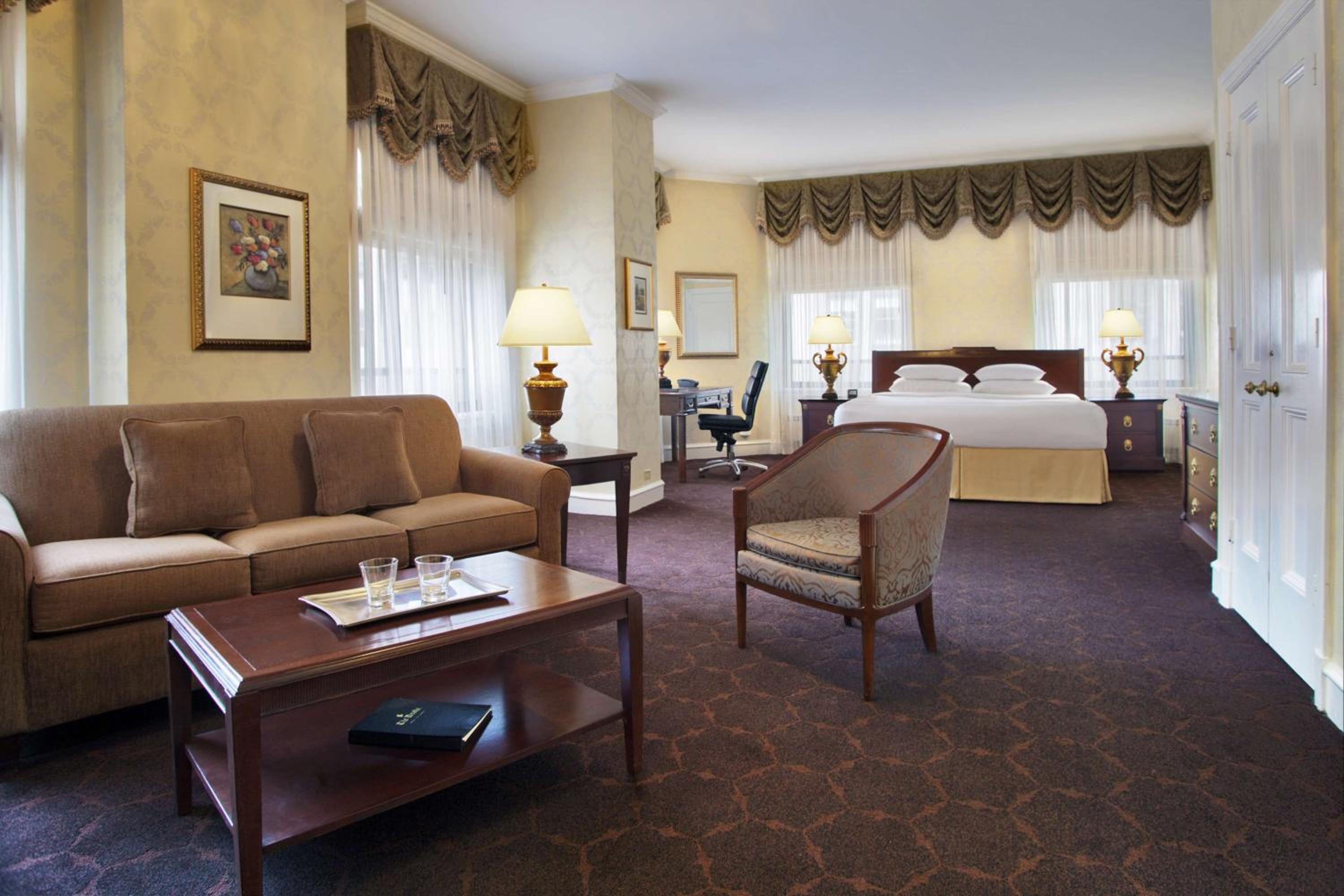 Family King Room with Sofa Bed - Photo 6