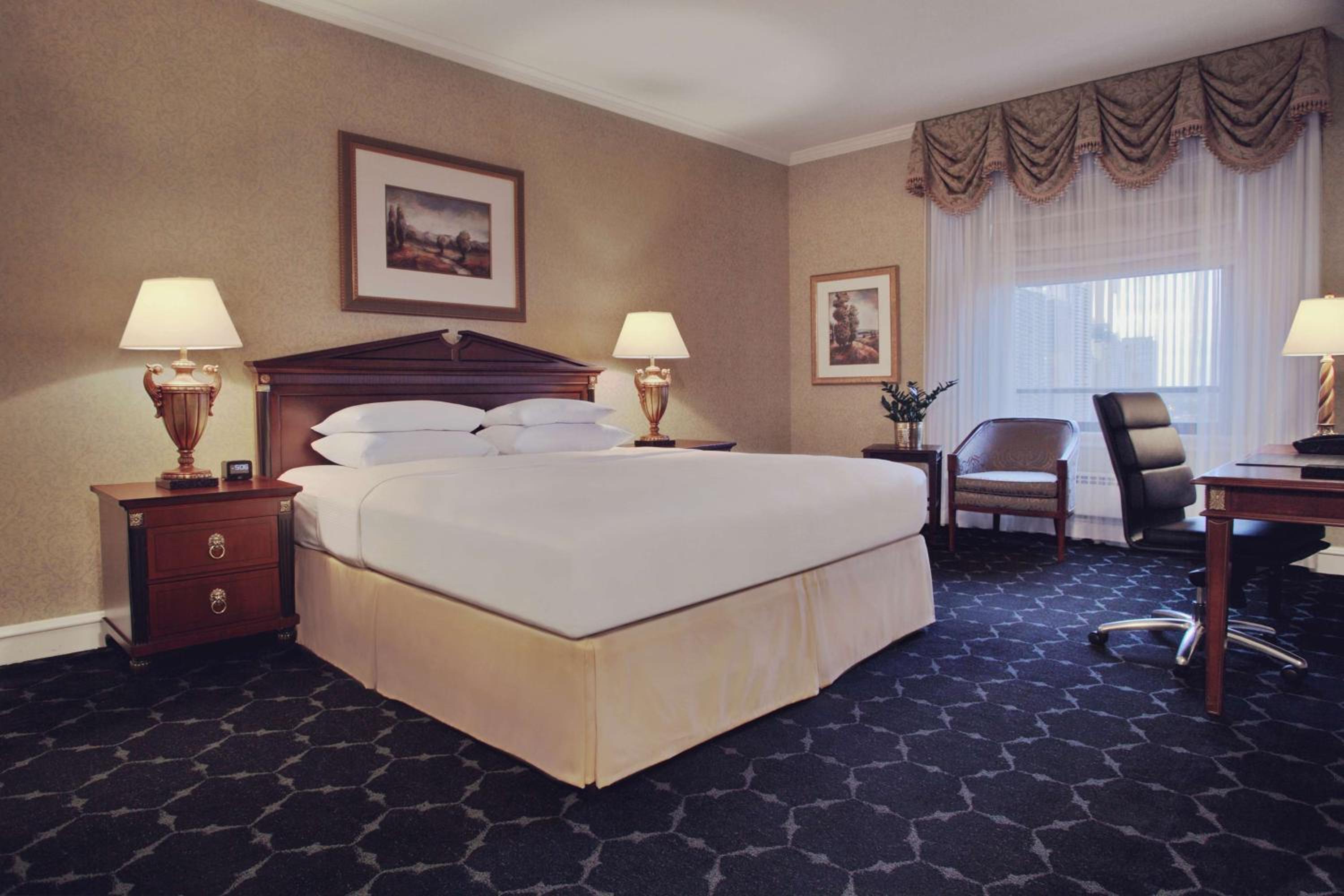 King Room with Lake View - Photo 5