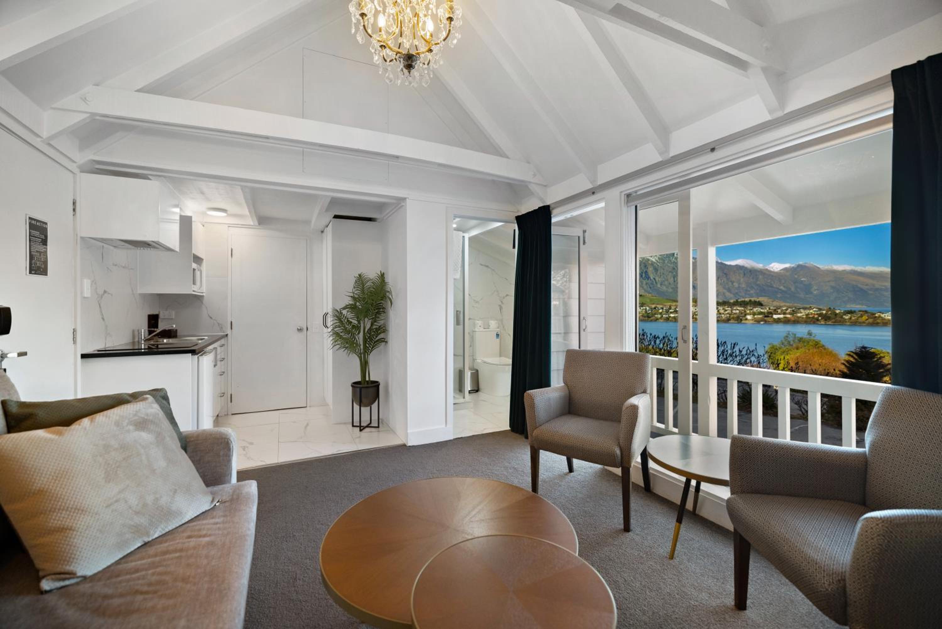 One-Bedroom Suite With a Lake And Mountain View