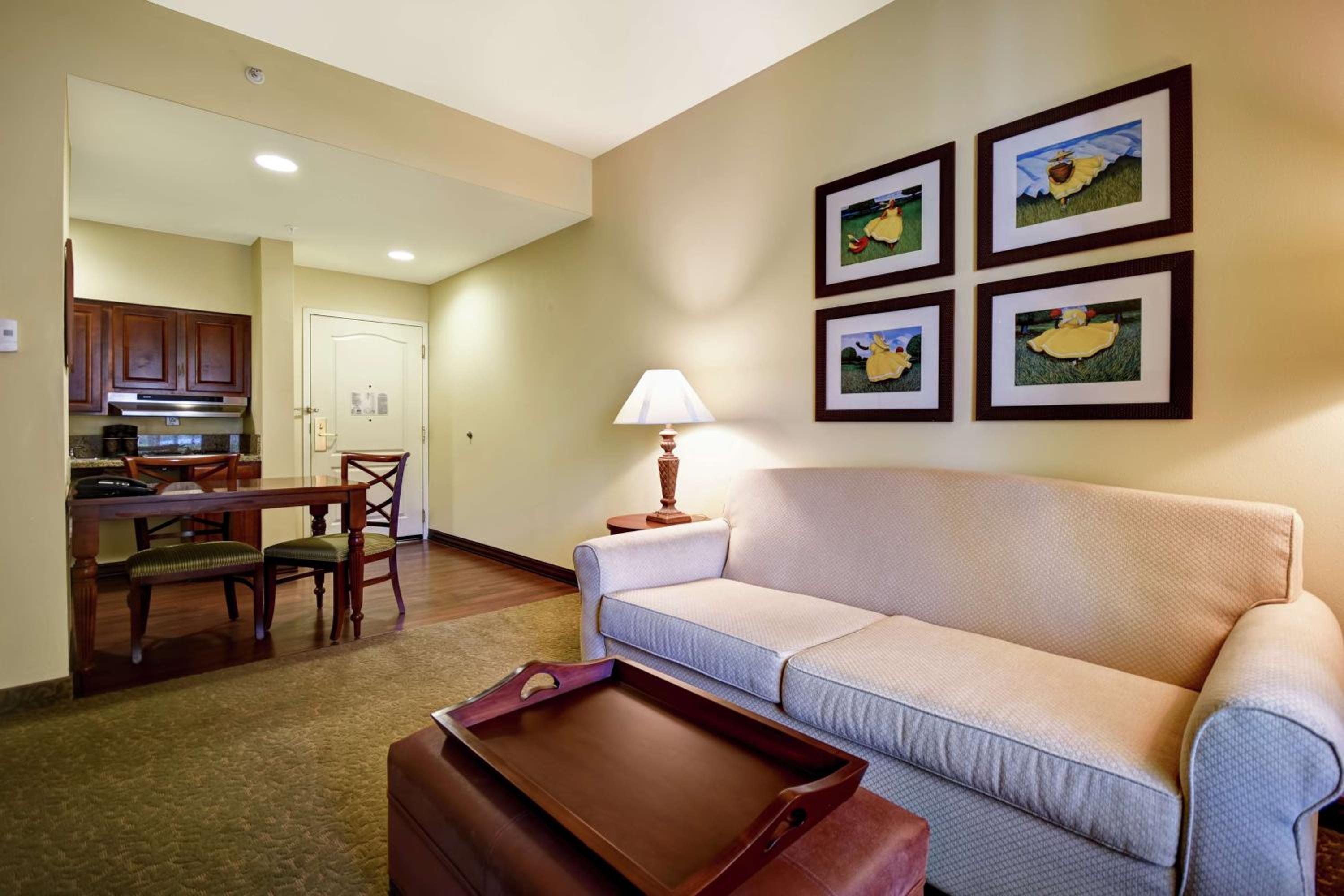 One-Bedroom Queen Suite with Two Queen Beds - Non-Smoking - Photo 4