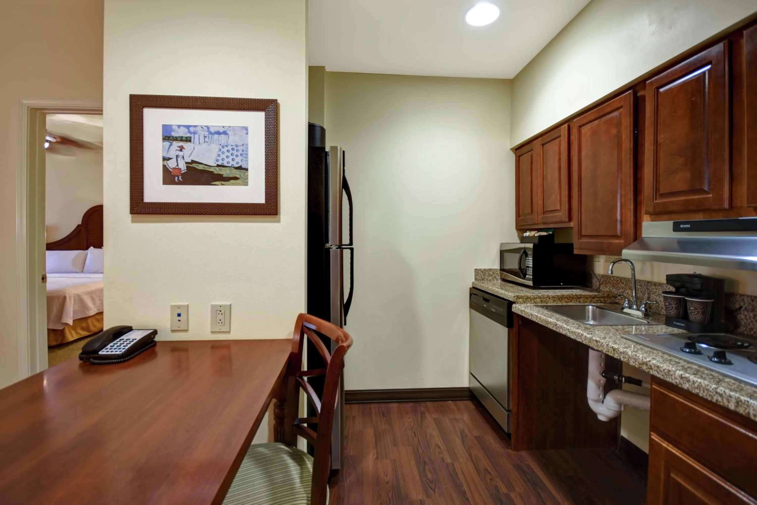 One-Bedroom Queen Suite with Two Queen Beds - Non-Smoking - Photo 2