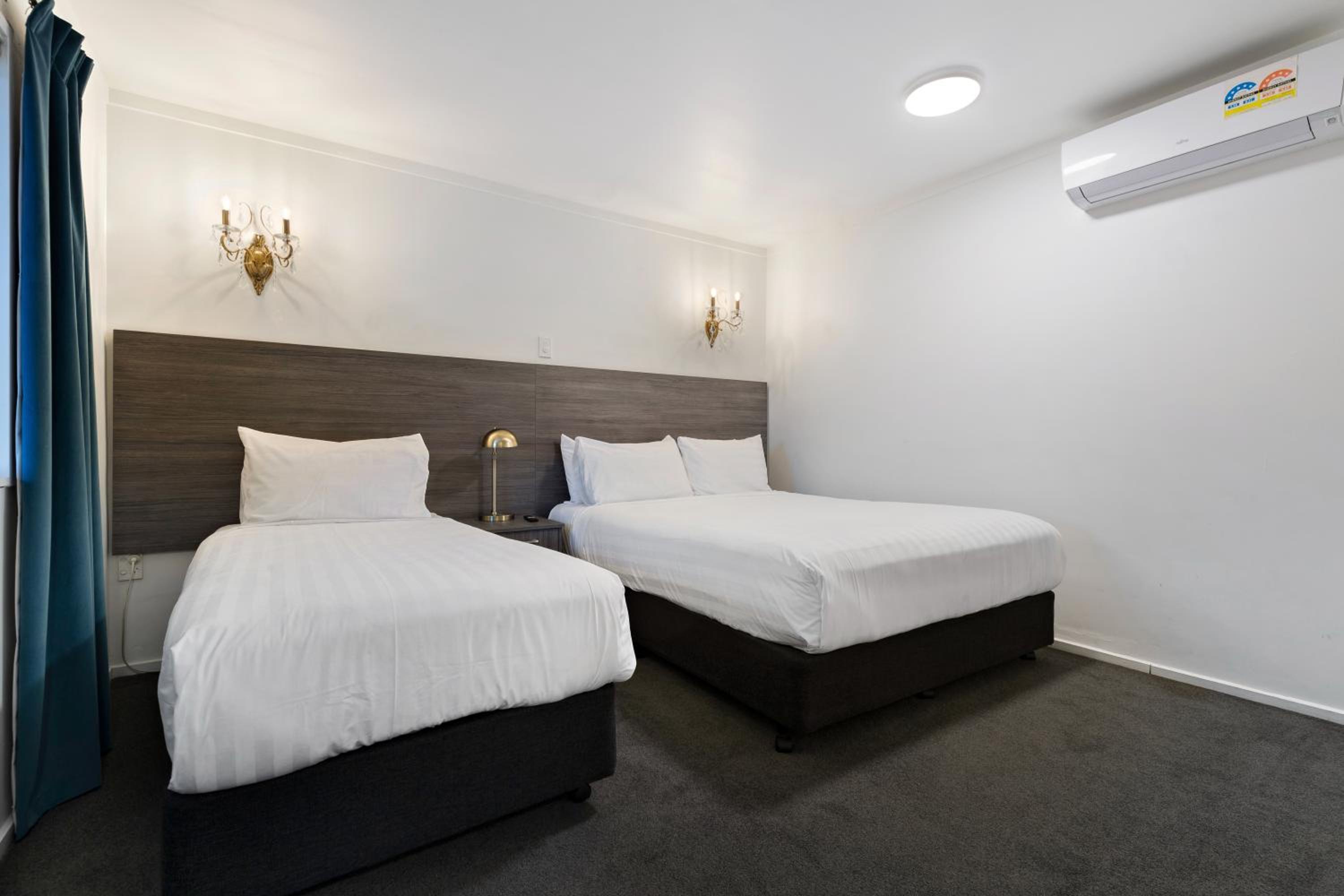 Two Bedroom Suite With a Lake And Mountain View thumbnail 5