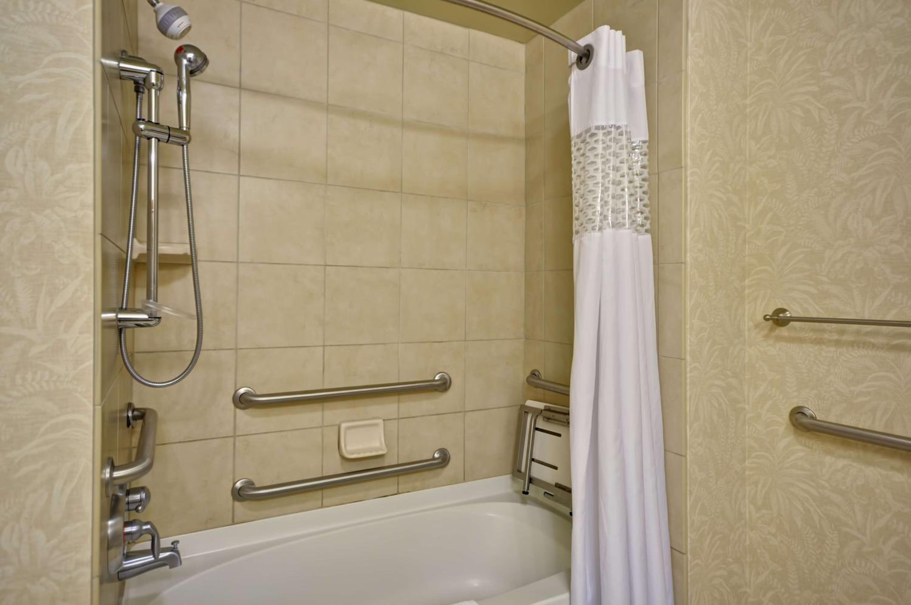 King Room with Accessible Tub - Mobility and Hearing Access/Non-Smoking - Photo 3