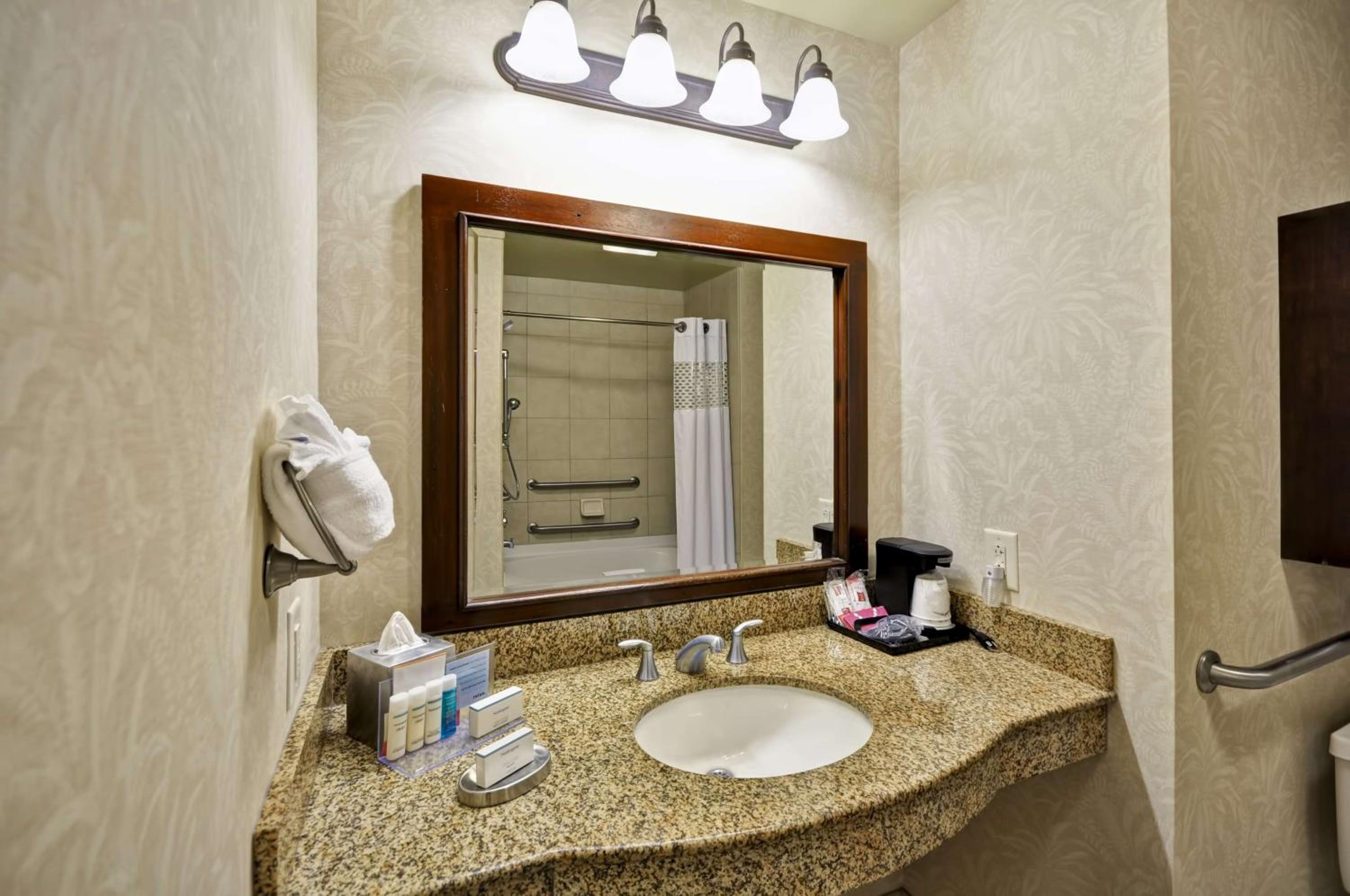 King Room with Accessible Tub - Mobility and Hearing Access/Non-Smoking - Photo 2