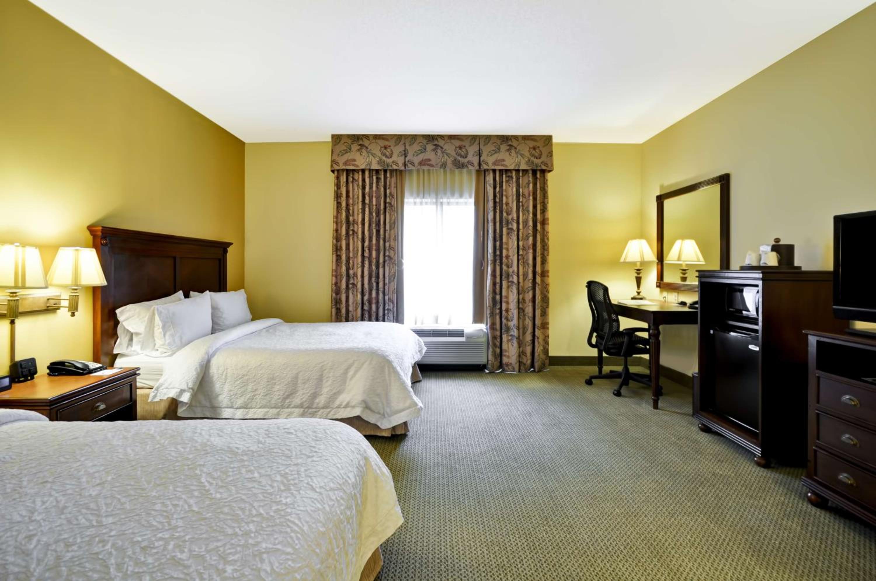 Room with Two Queen Beds - Non-Smoking - Photo 2