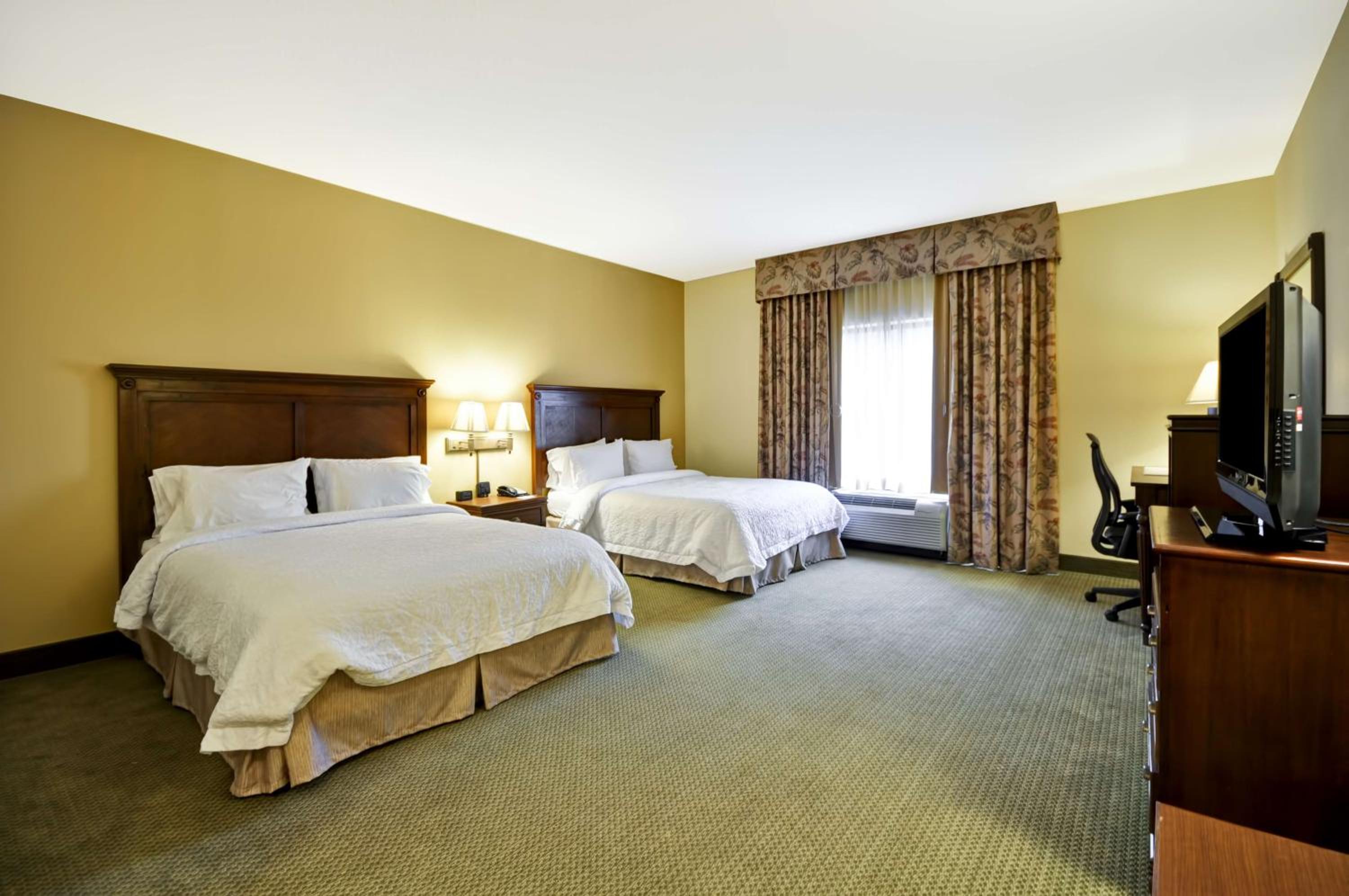 Room with Two Queen Beds - Non-Smoking - Photo 5