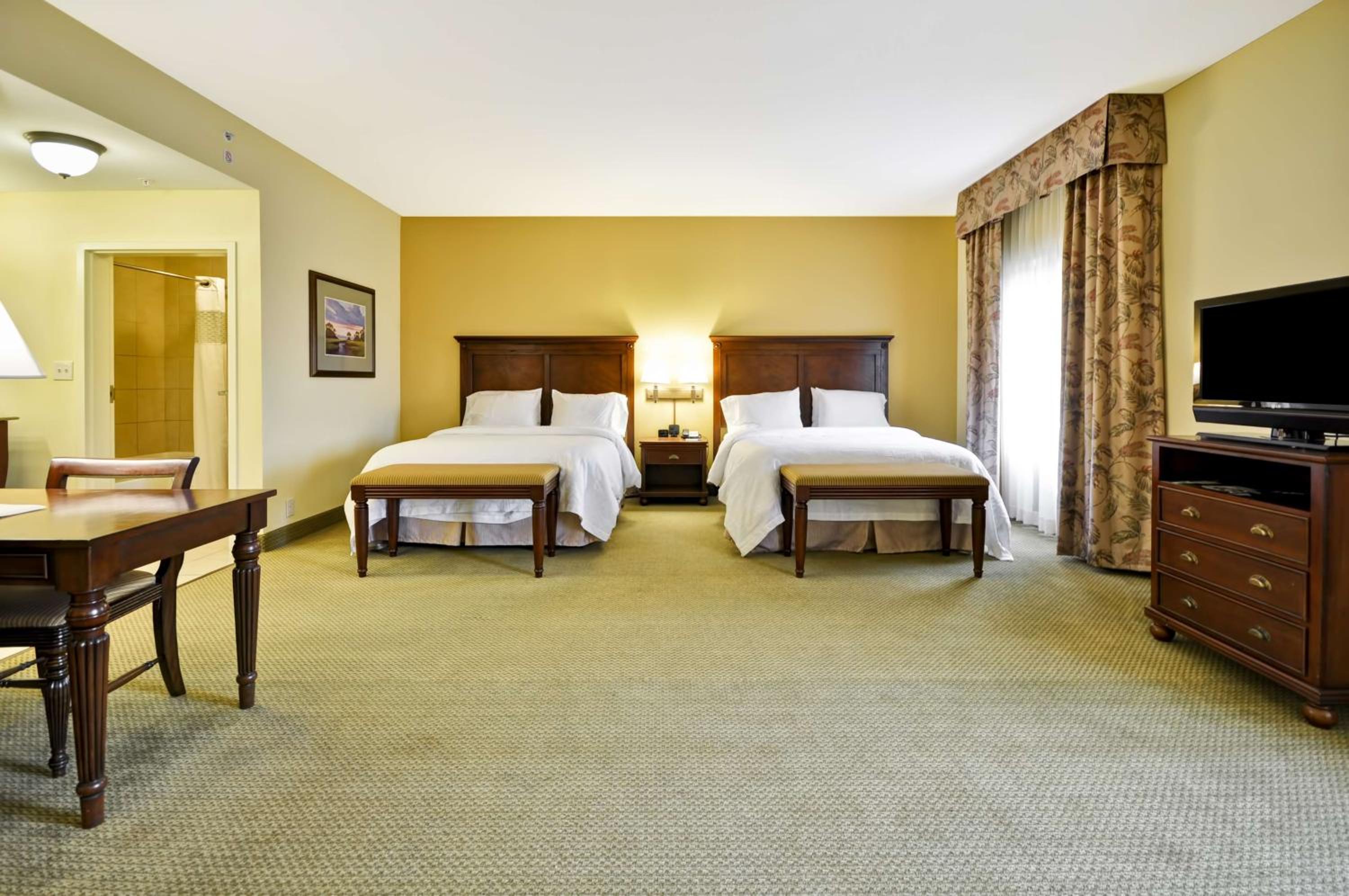 Queen Studio Suite with Two Queen Beds and Sofa Bed - Non-Smoking - Photo 4