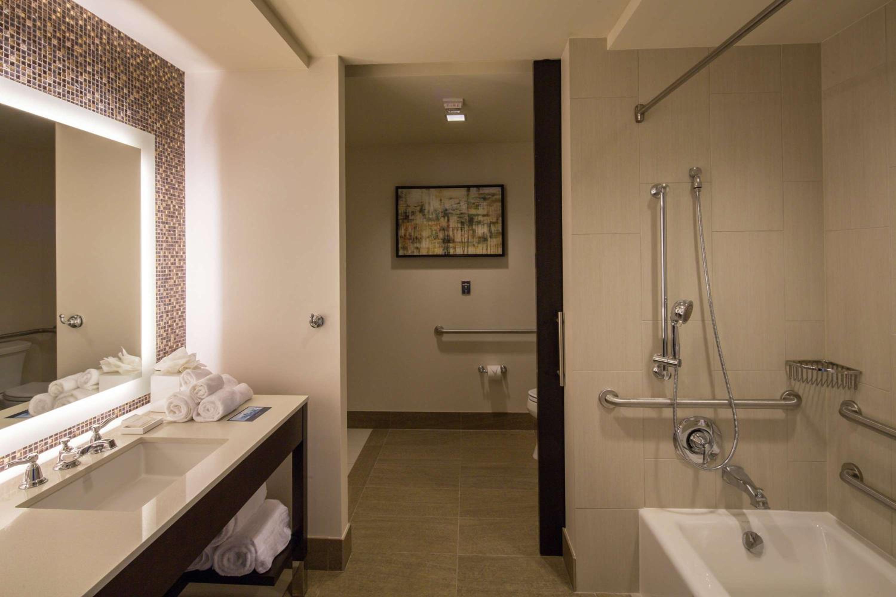 Queen Room with Two Queen Beds - Hearing Access photo 2