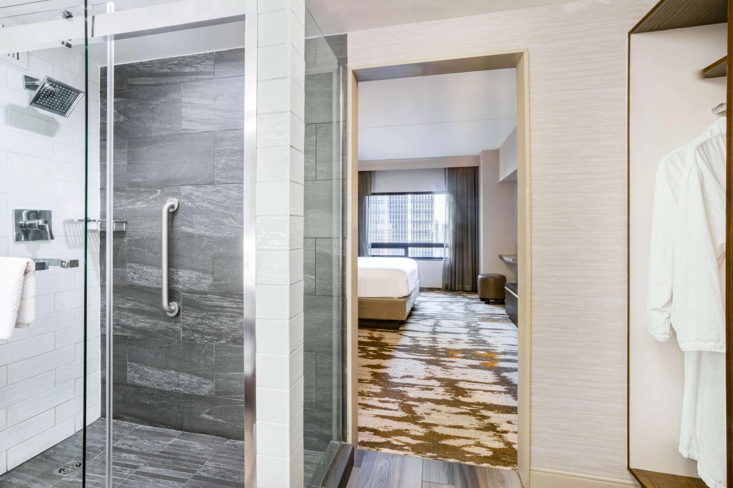 One-Bedroom King Suite - Photo 6
