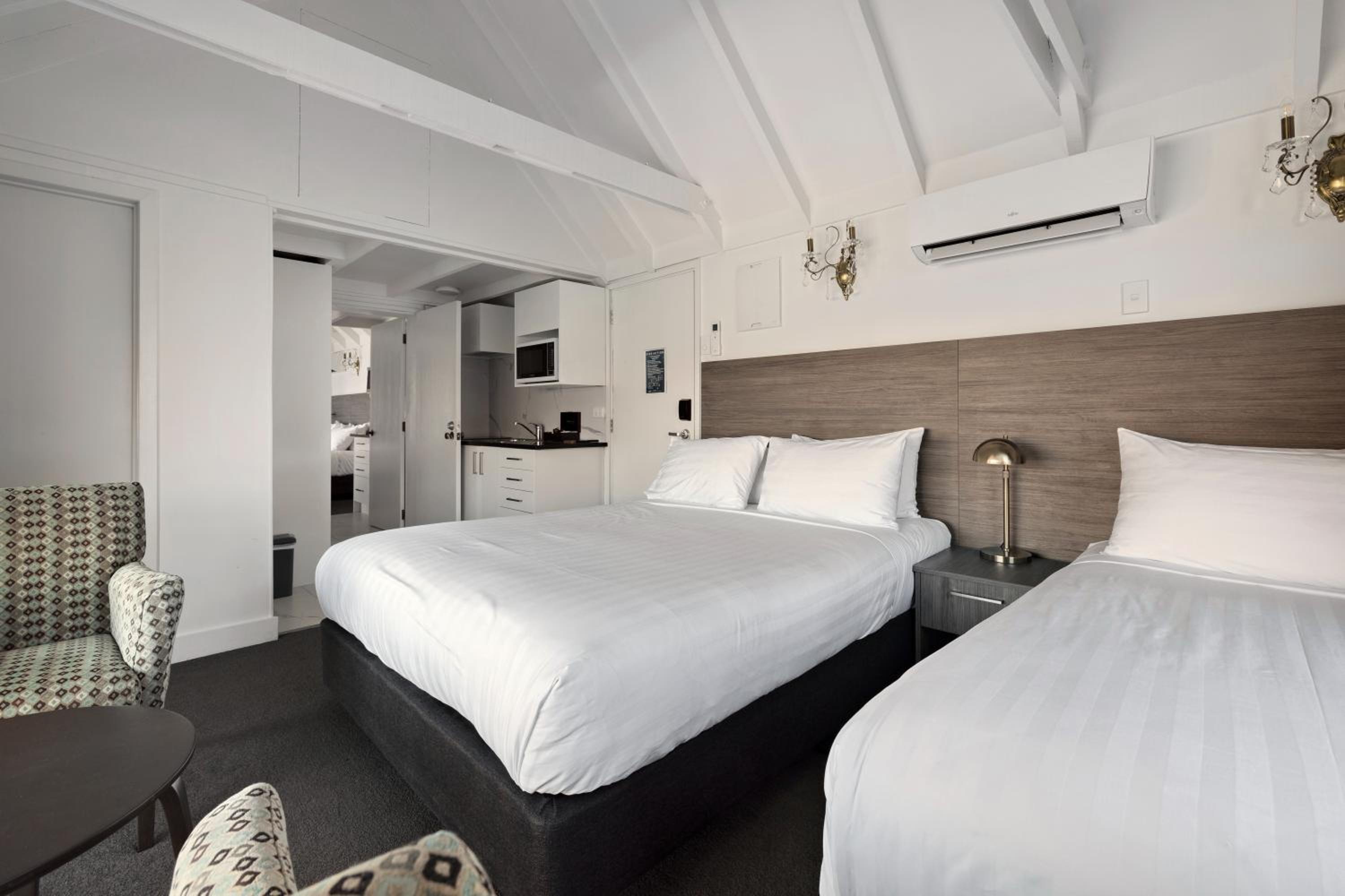 Studio Twin Room With a Lake And Mountain View thumbnail 5