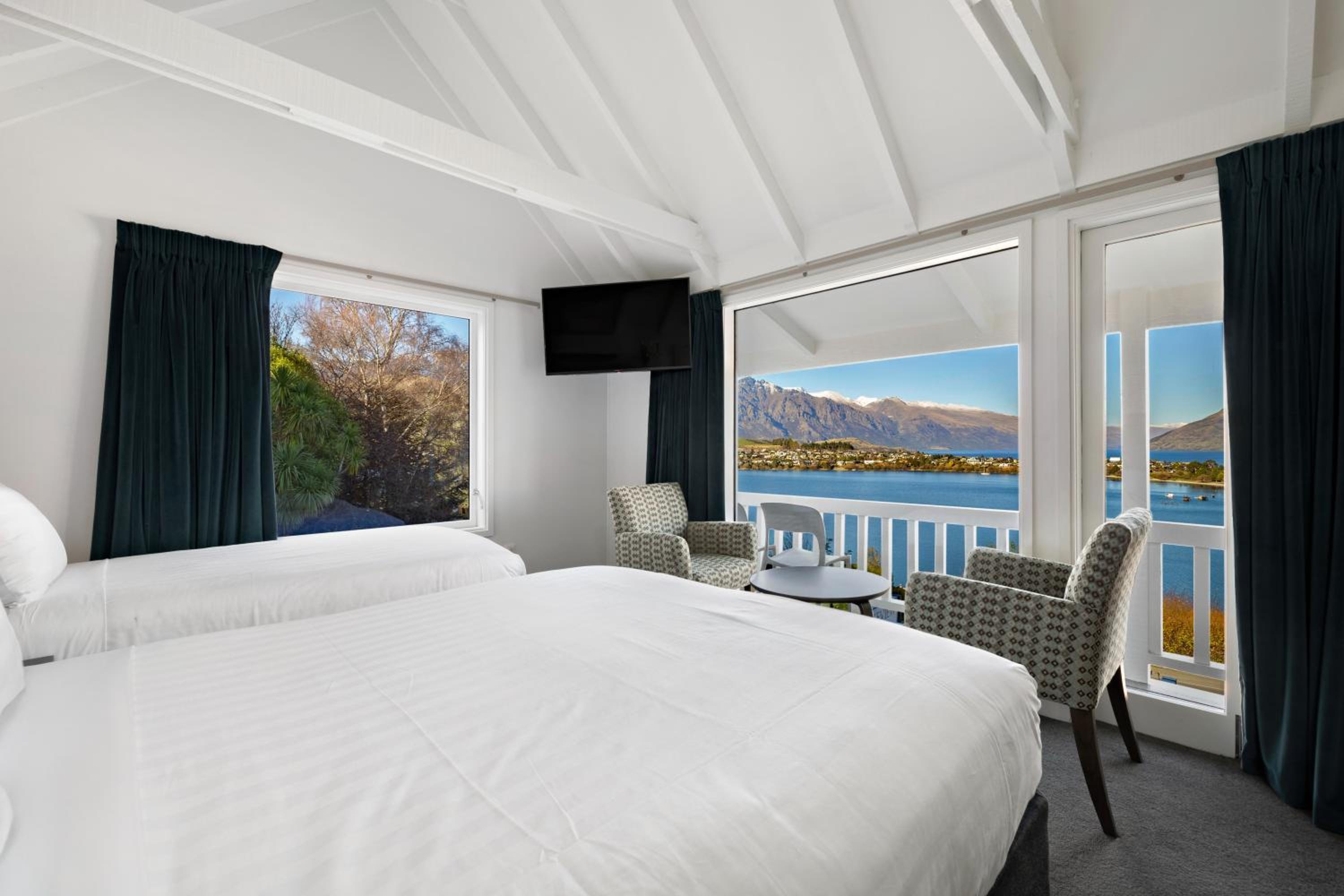Studio Twin Room With a Lake And Mountain View