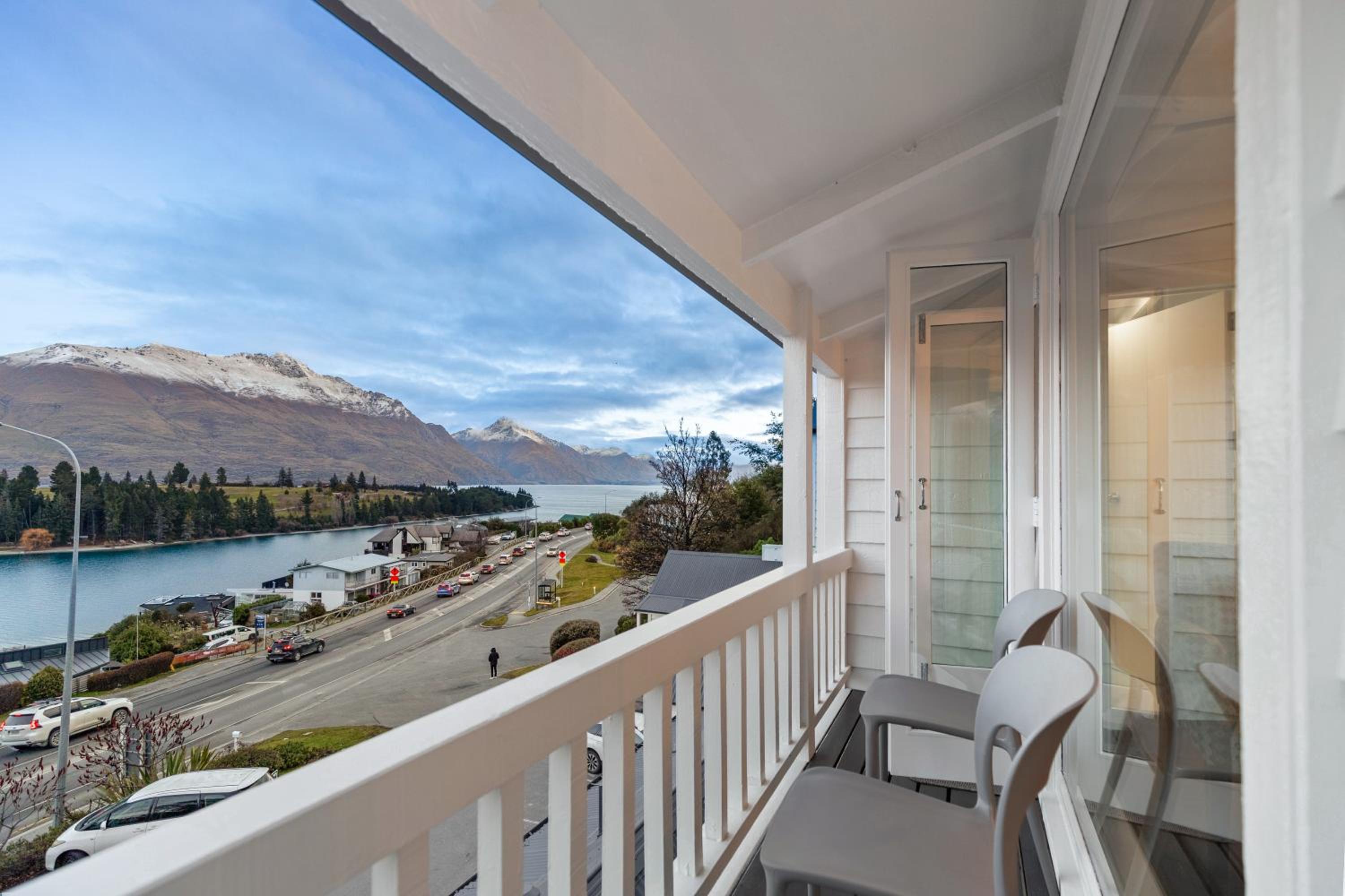 Studio Twin Room With a Lake And Mountain View thumbnail 5