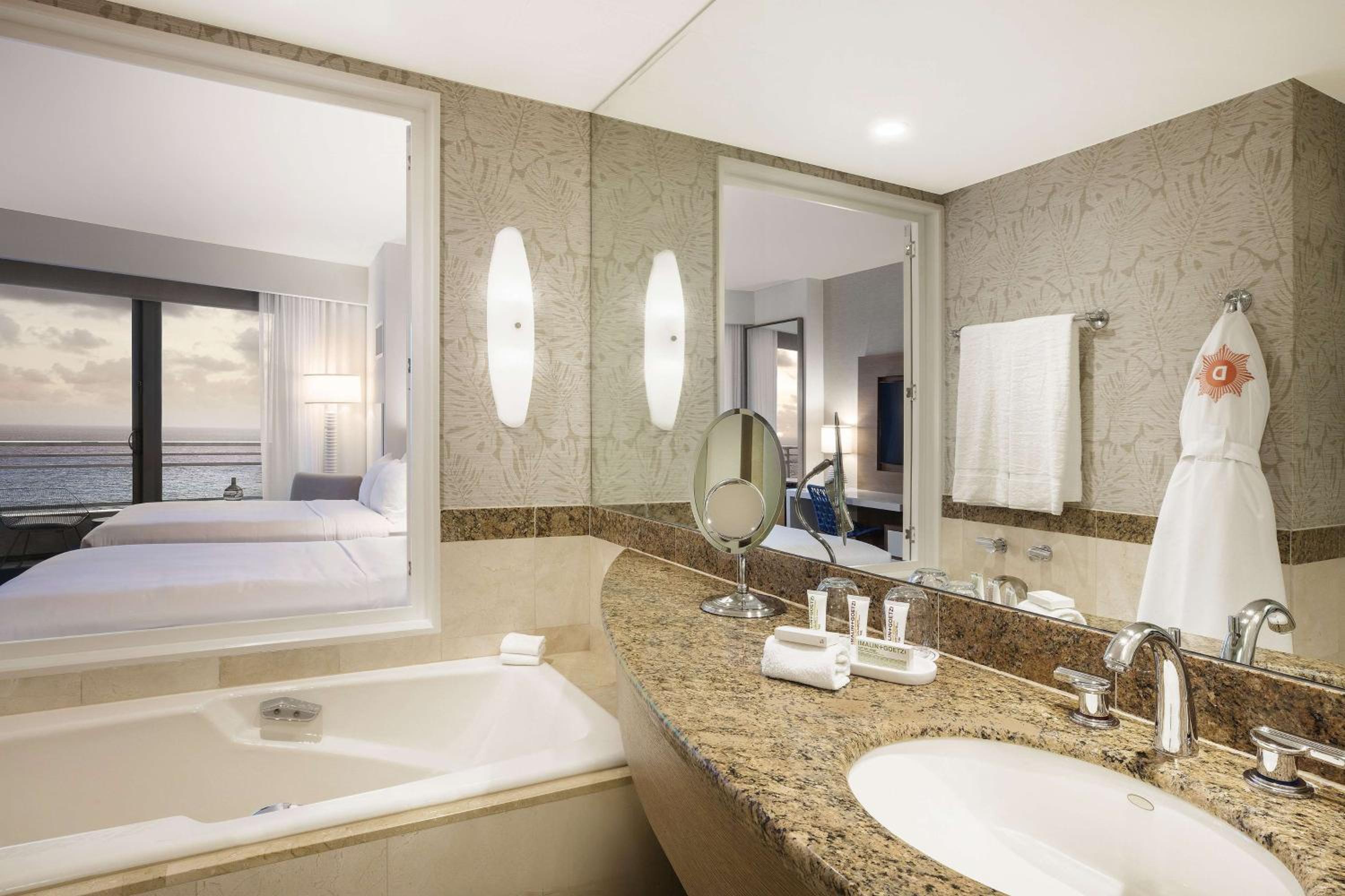 Room with Two Double Beds and Ocean Front Balcony - High Floor - Photo 6