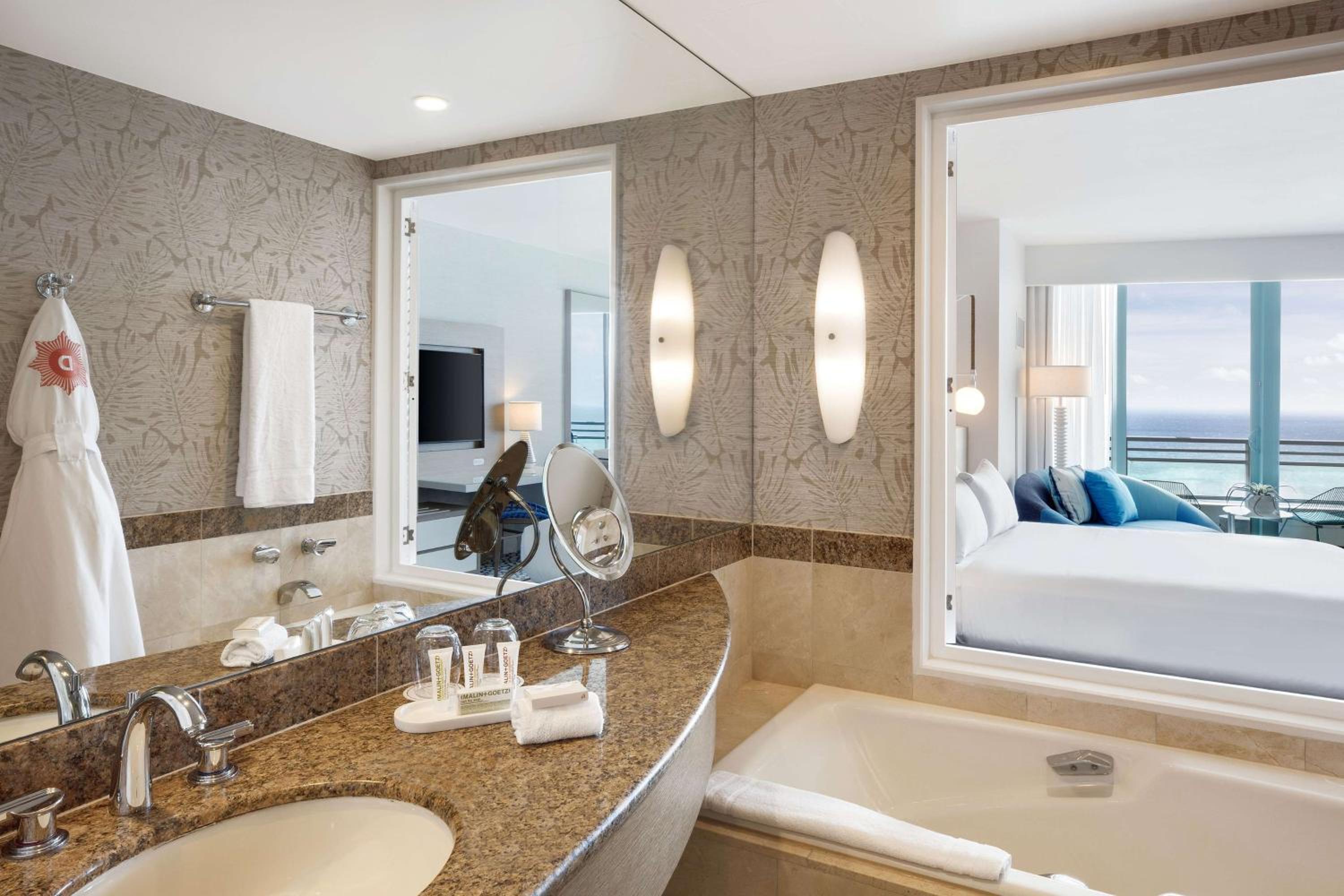 King Room with Ocean View and Balcony - Photo 2